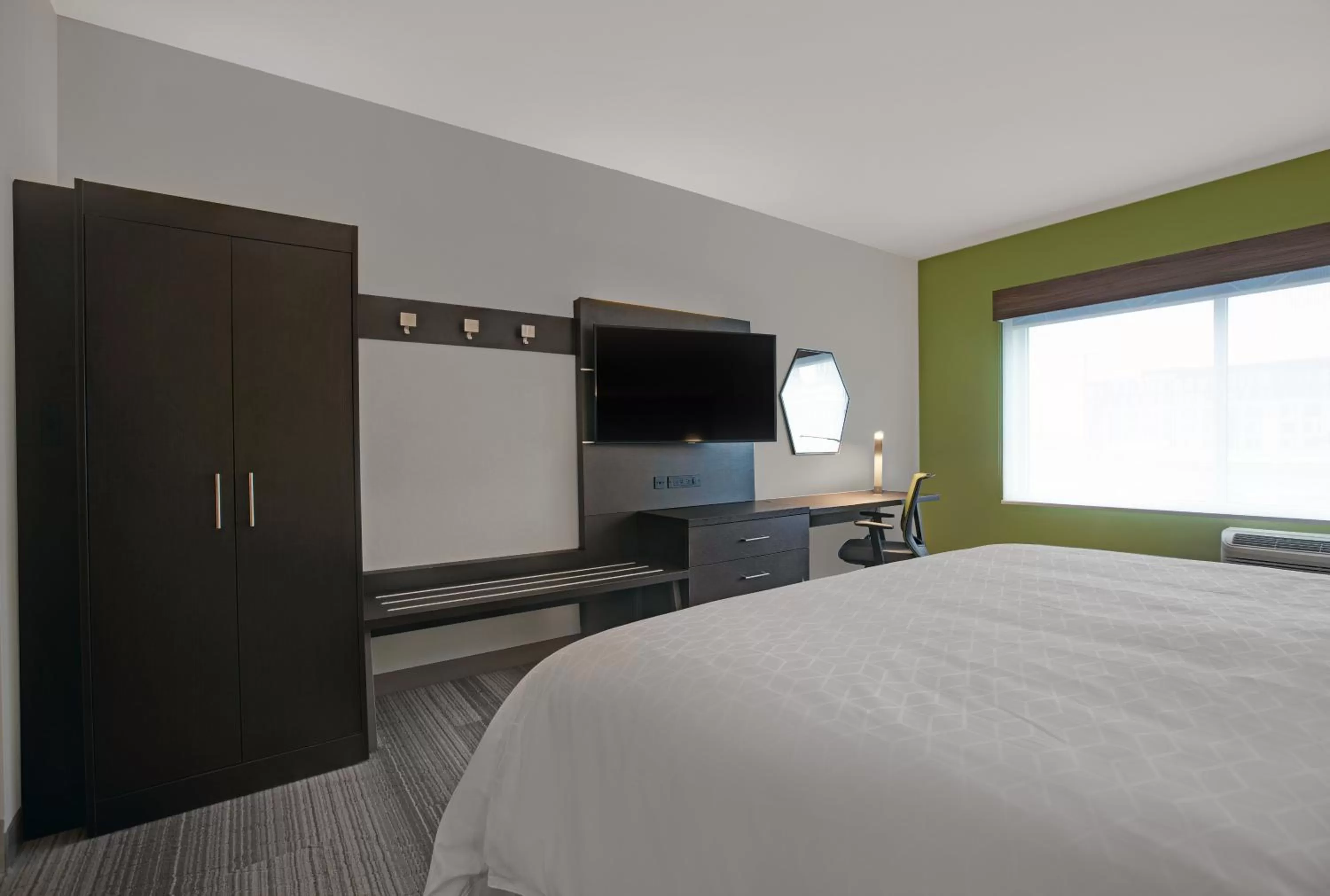 Photo of the whole room, Bed in Holiday Inn Express - Milwaukee Downtown by IHG
