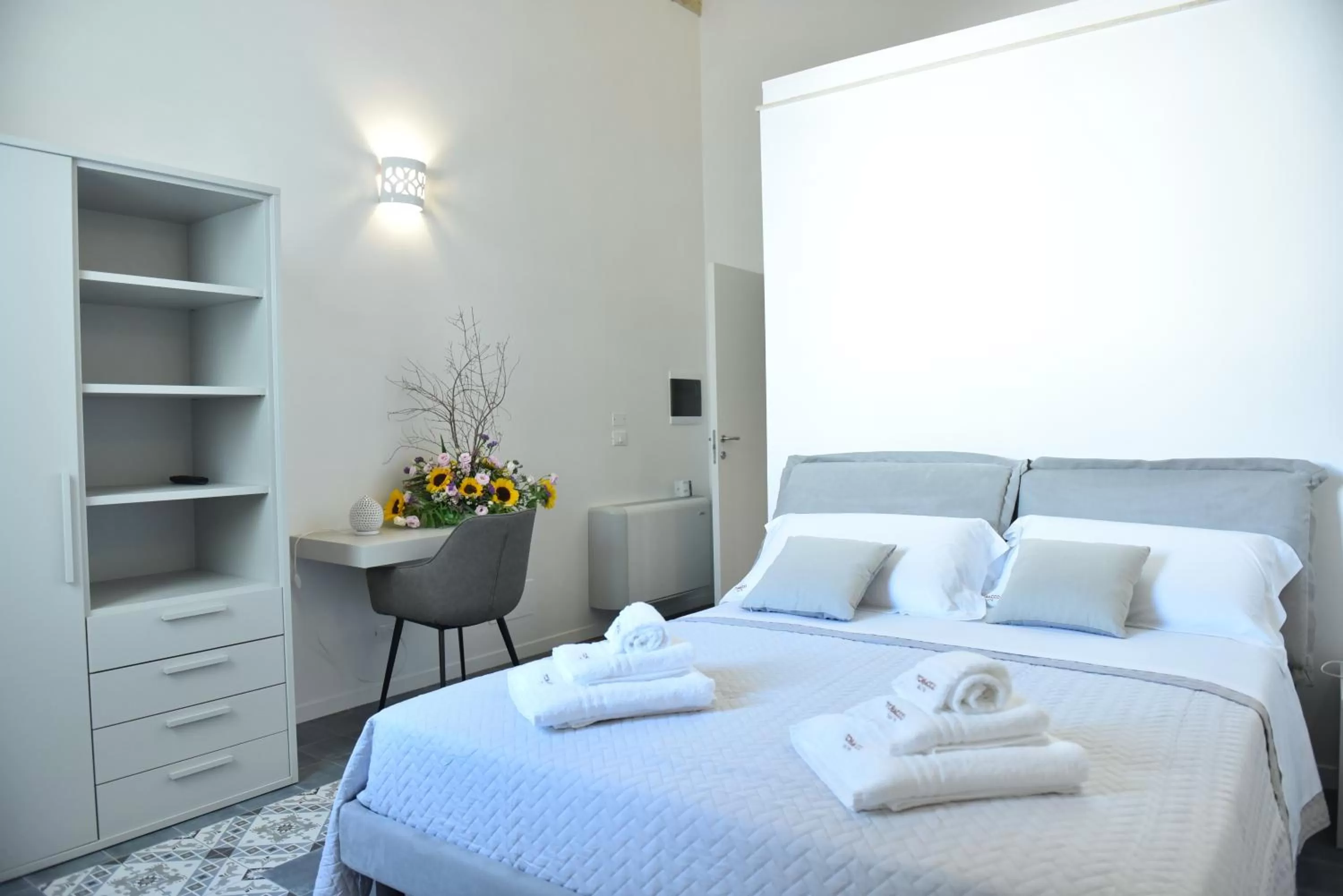 Photo of the whole room, Bed in Tobacco Suite