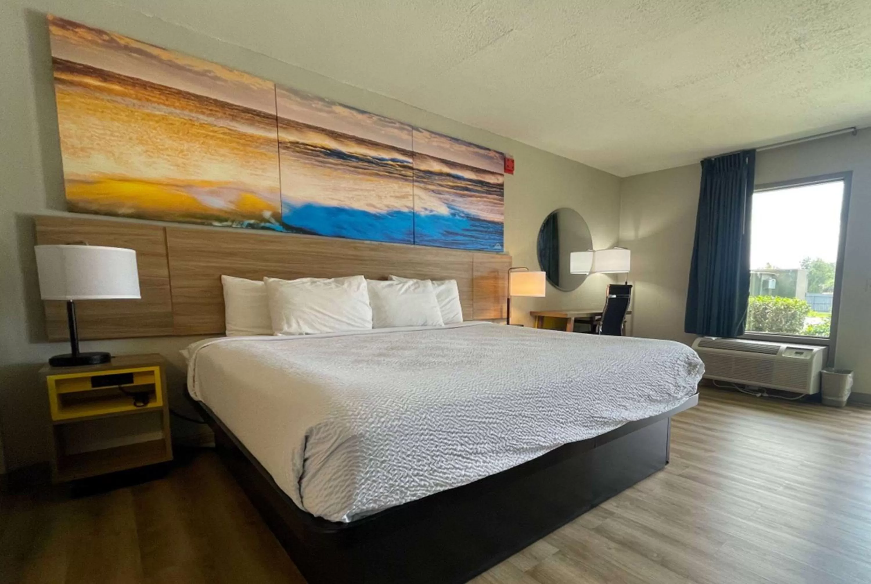 Photo of the whole room, Bed in Days Inn by Wyndham Lake Park/Valdosta