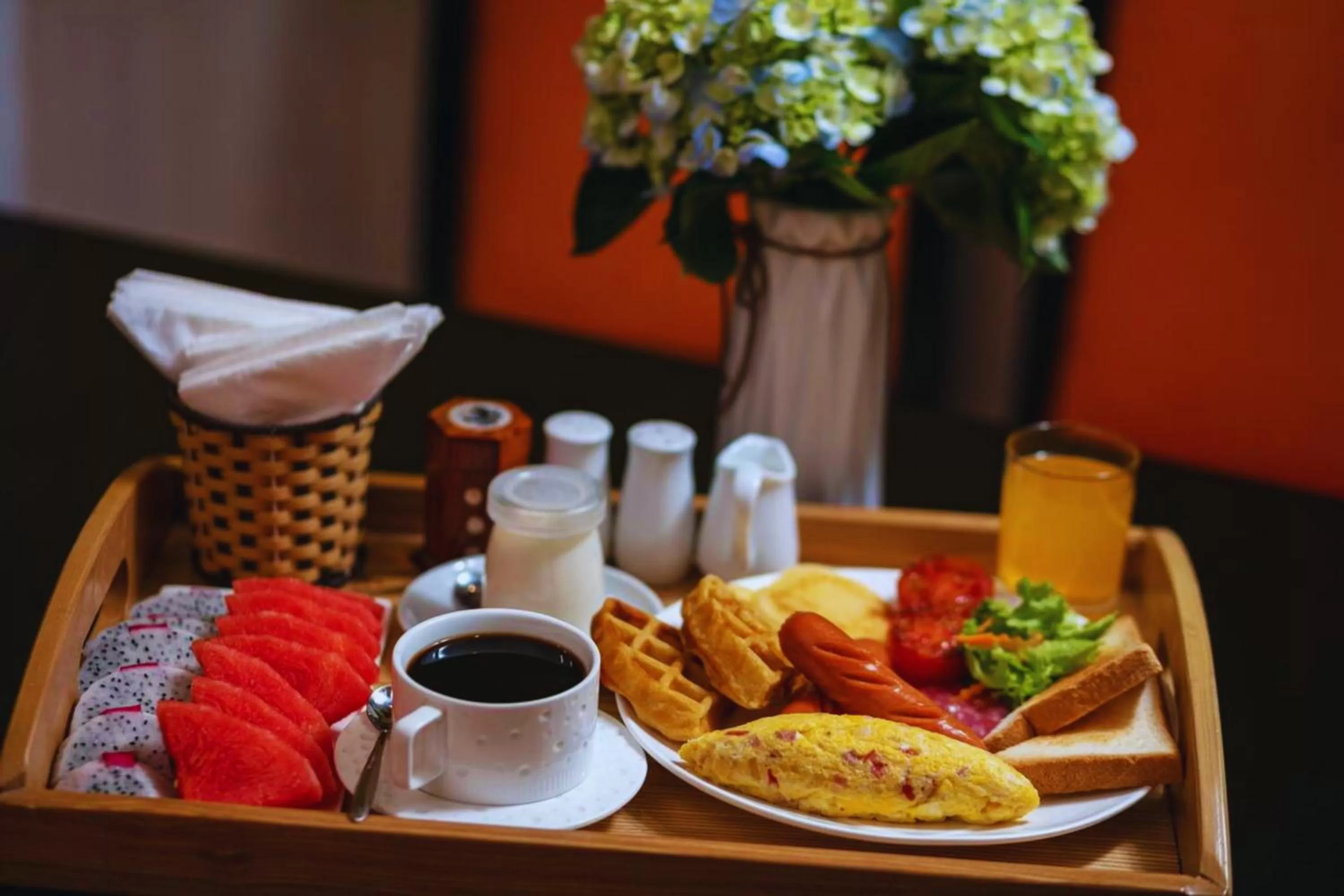 Restaurant/places to eat in Hotel Emerald Waters Classy