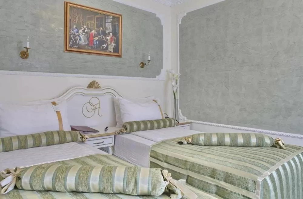 Bedroom, Bed in Queen's Astoria Design Hotel