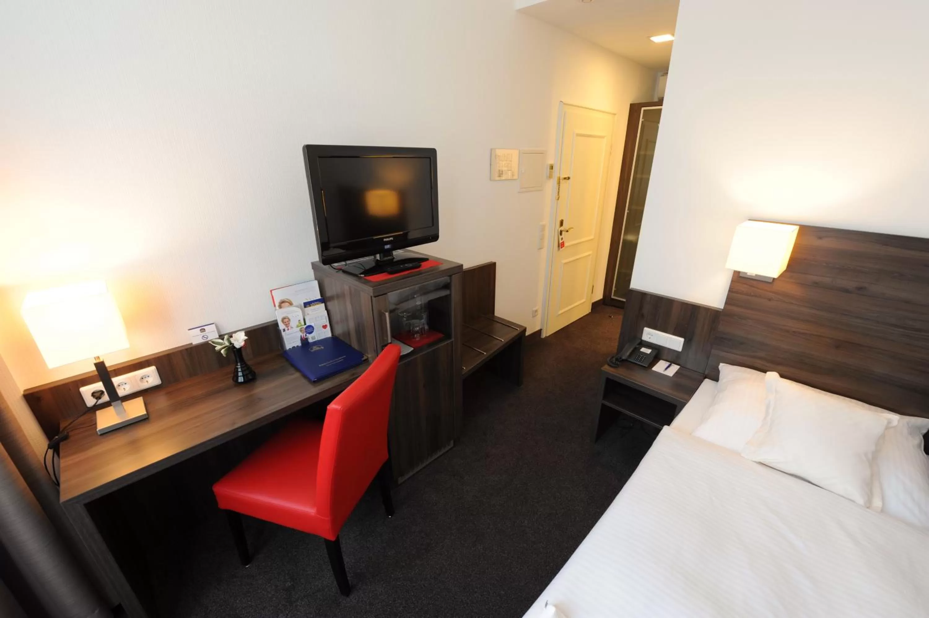 Photo of the whole room, Bed in Best Western Hotel Kaiserhof