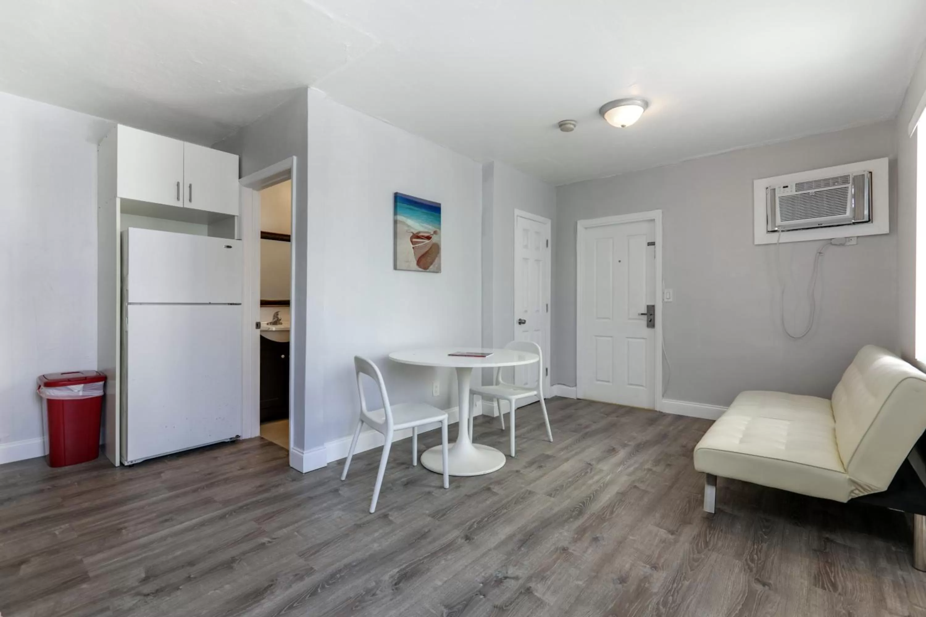 Dining area in Hollywood Broadwalk Oceanside Hotel