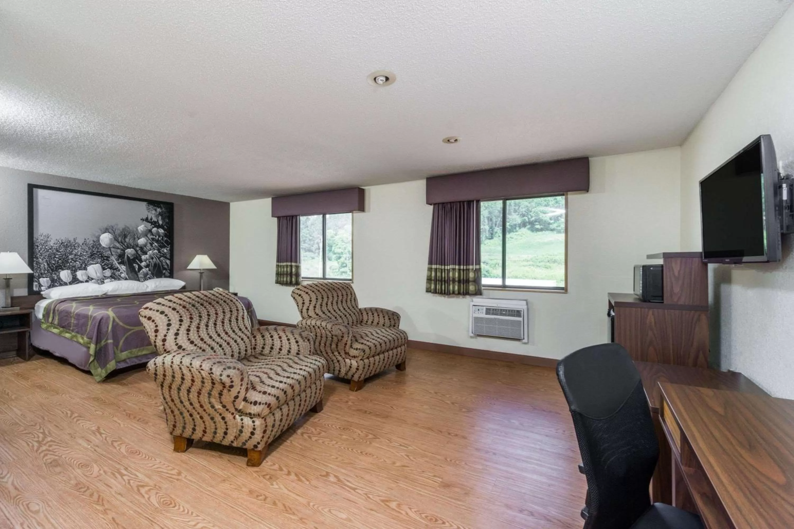 Photo of the whole room in Super 8 by Wyndham Zanesville