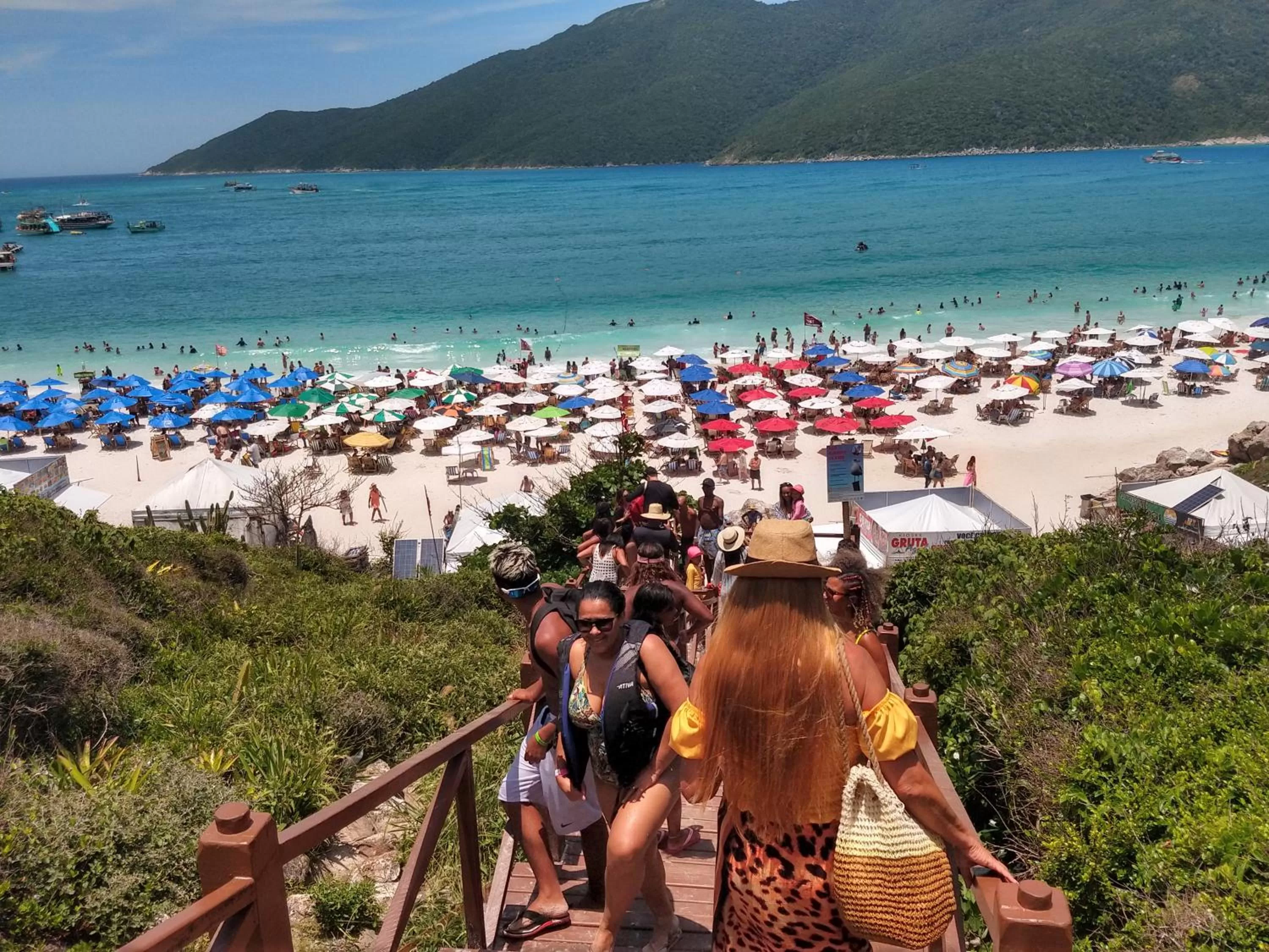 People in Apartamento no Golden Lake - pé na areia, agua de côco e cervejinha