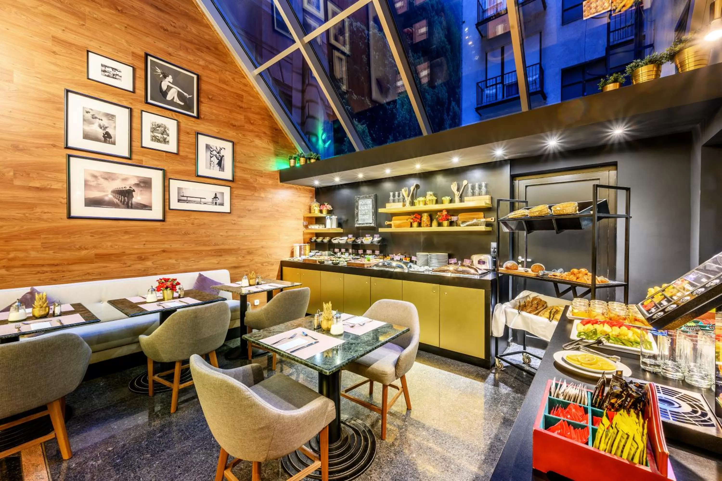 Restaurant/places to eat in Ambra Hotel