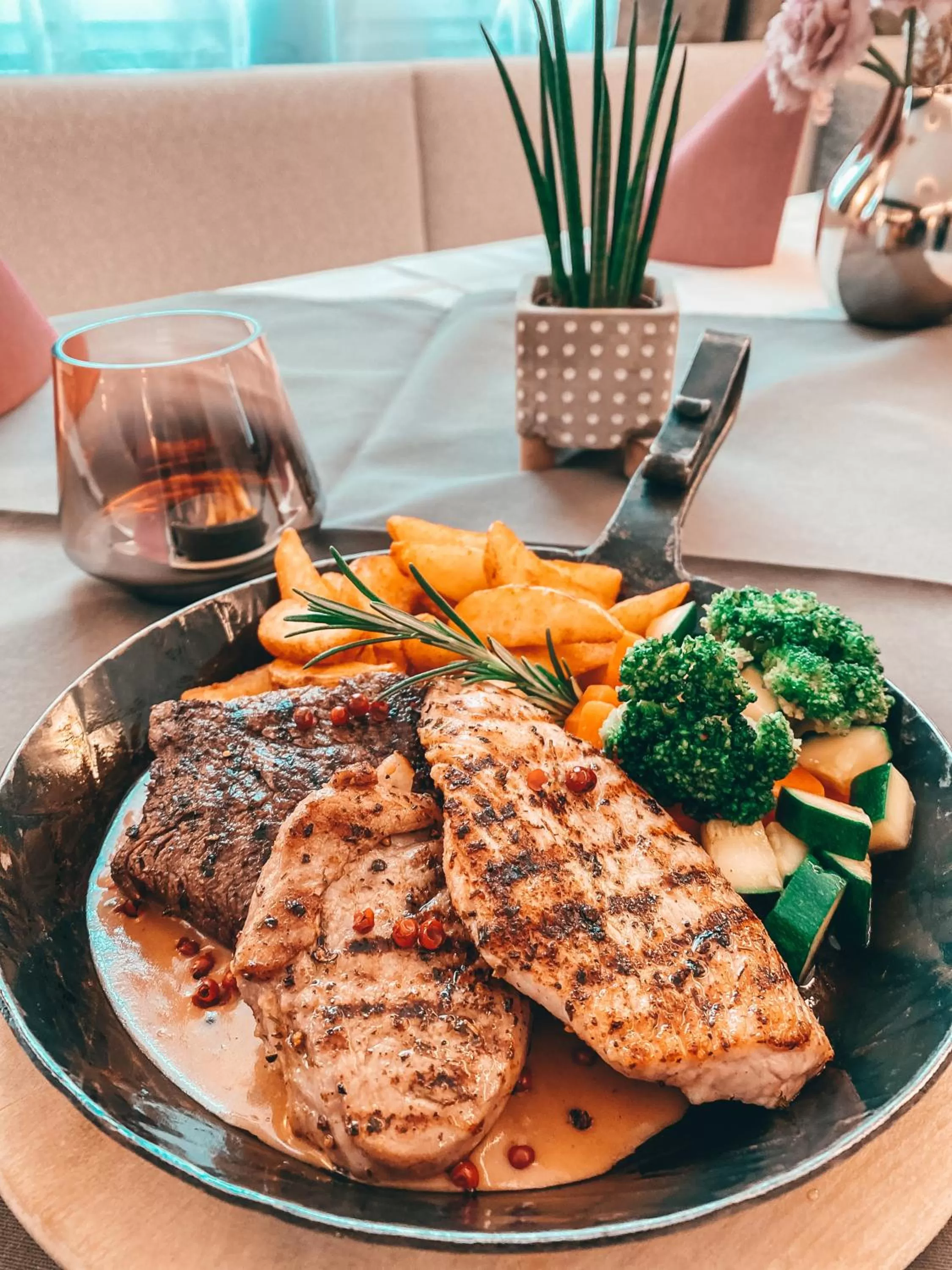 Restaurant/places to eat in Hotel Alexandra