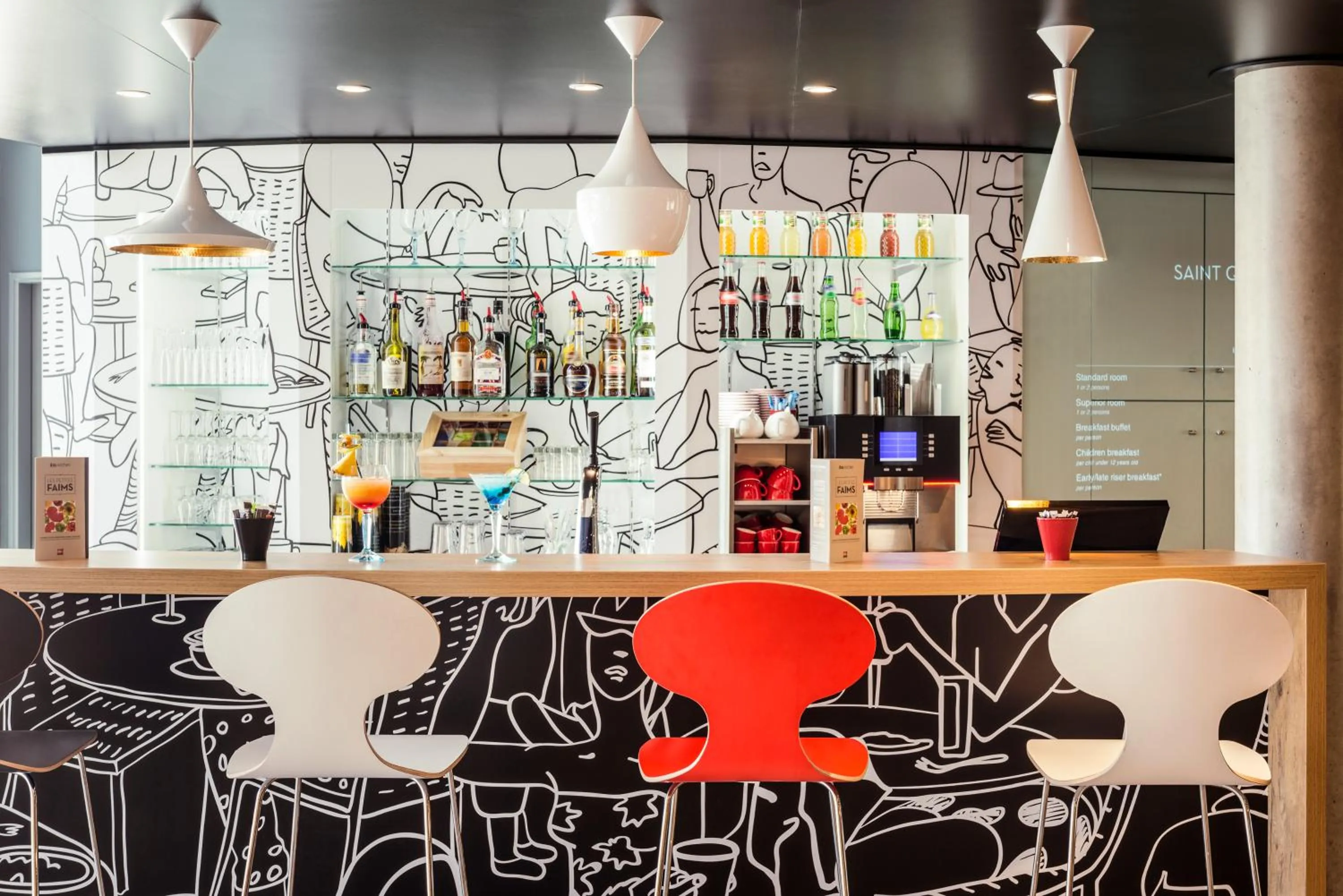 Lounge or bar in ibis Saint Quentin en Yvelines - Vélodrome