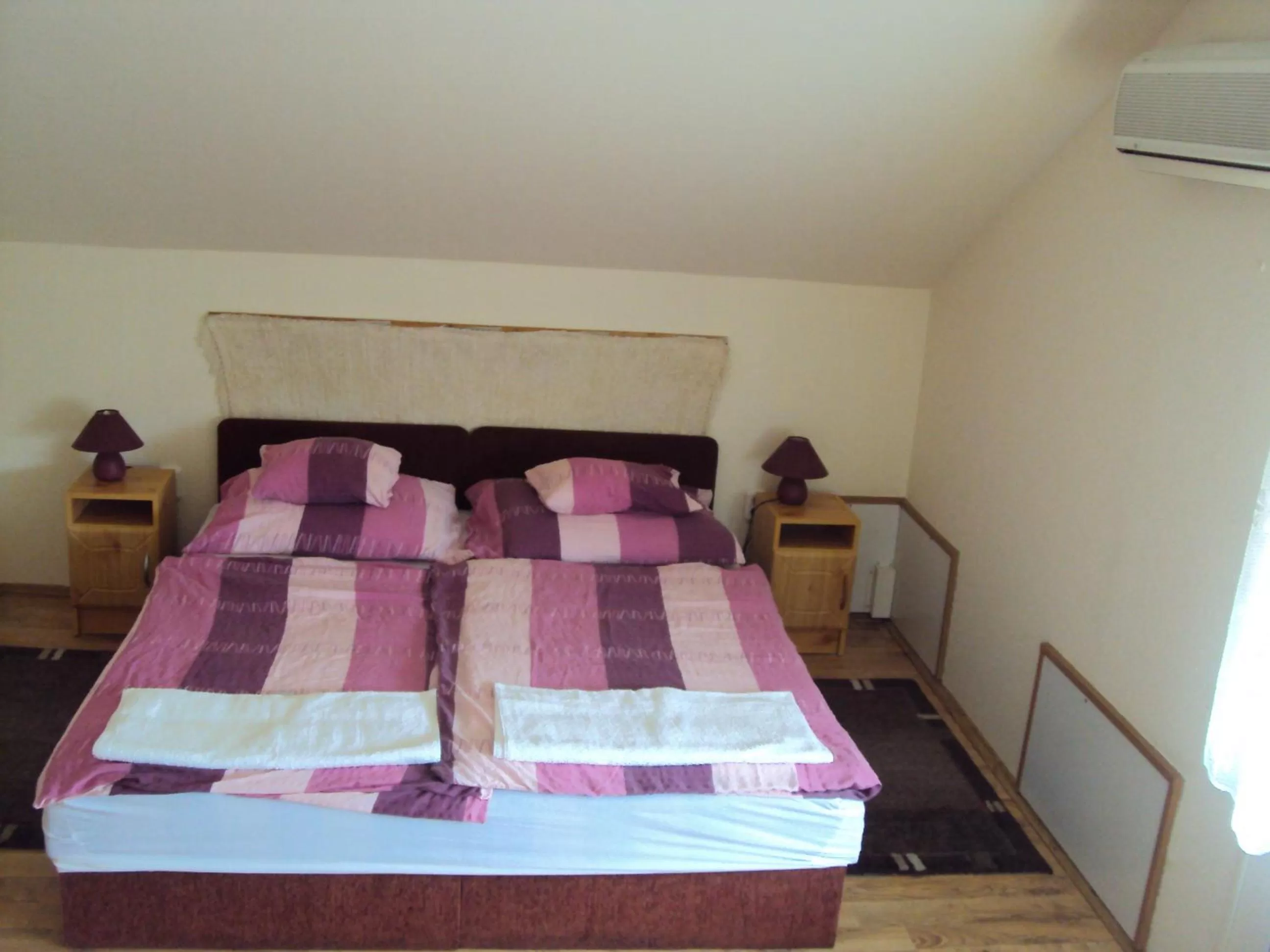 Bed in Lila Akác Vendégház Esztergom