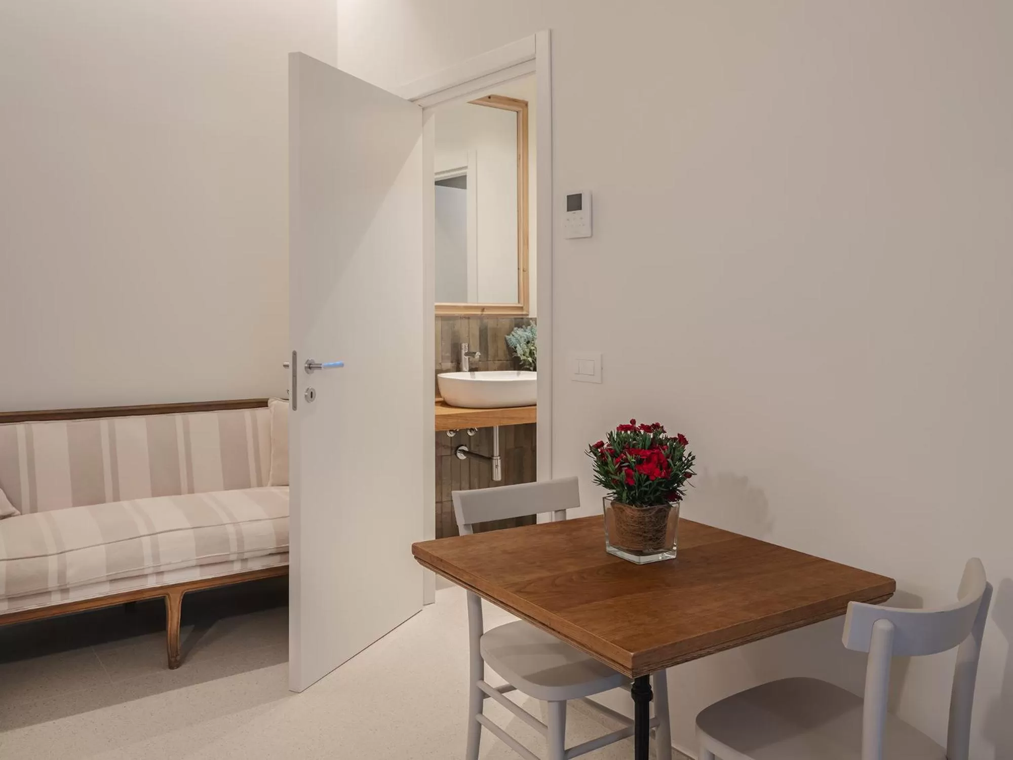 Seating area, Bed in Living u HomeSuites