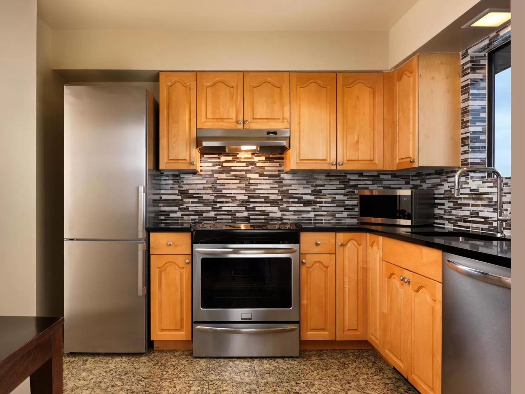 Kitchen or kitchenette in Best Western PLUS Inner Harbour Hotel