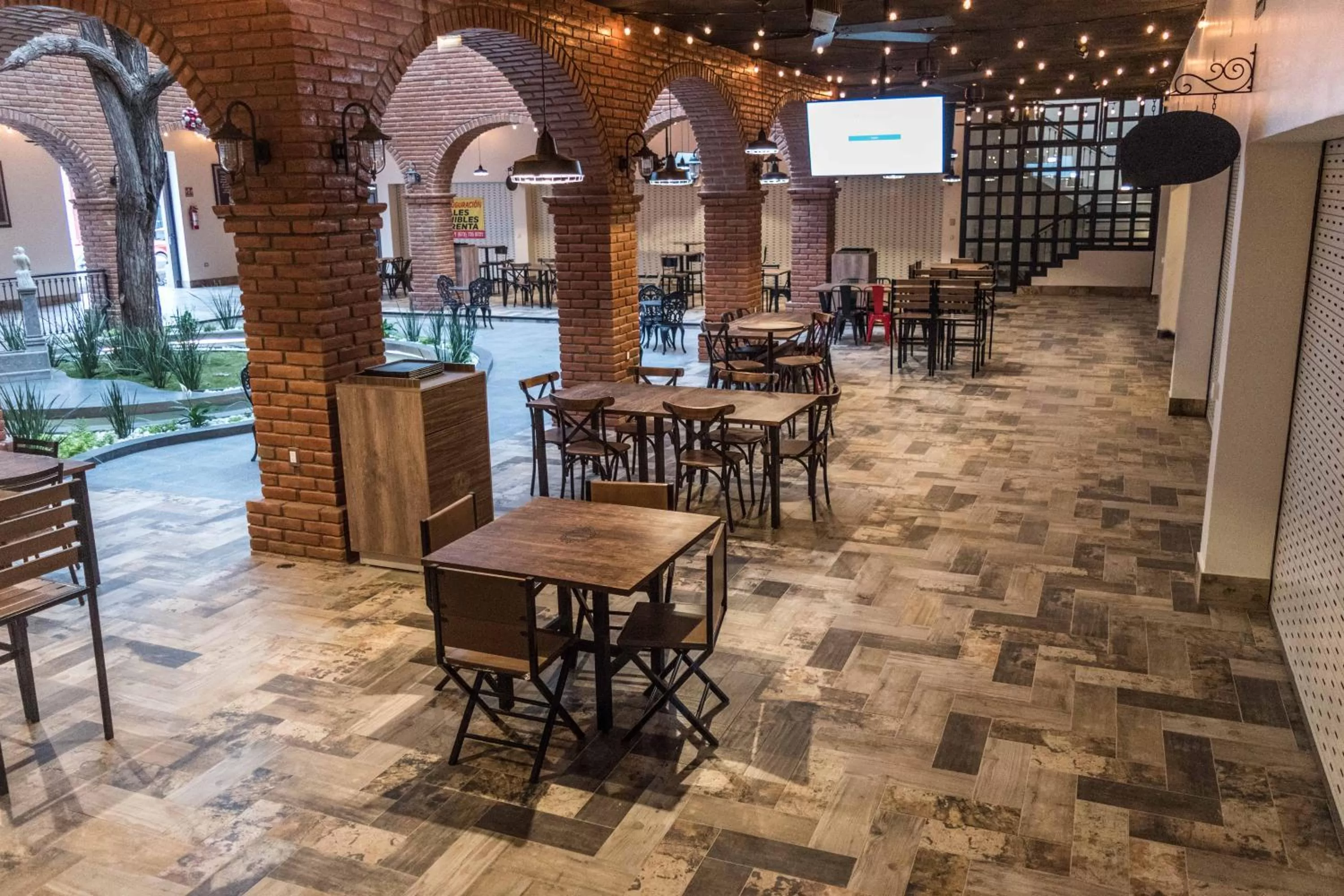 Restaurant/places to eat in Punto Madero Hotel & Plaza