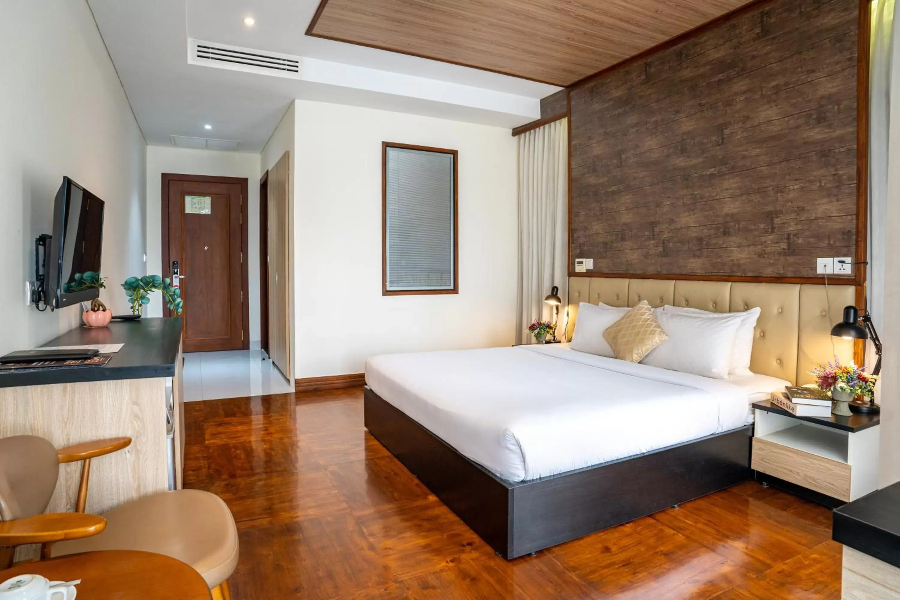 Deluxe Double Room with Balcony and City View in LCS Hotel & Apartment Deluxe Double Room with Balcony and City View in LCS Hotel & Apartment