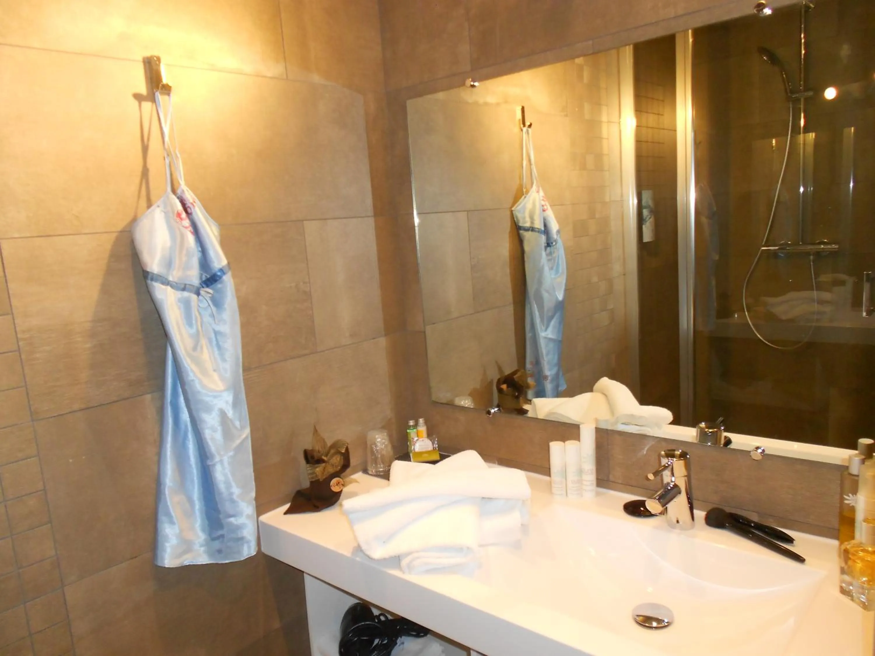 Bathroom in Cit'Hotel Avantici Gap