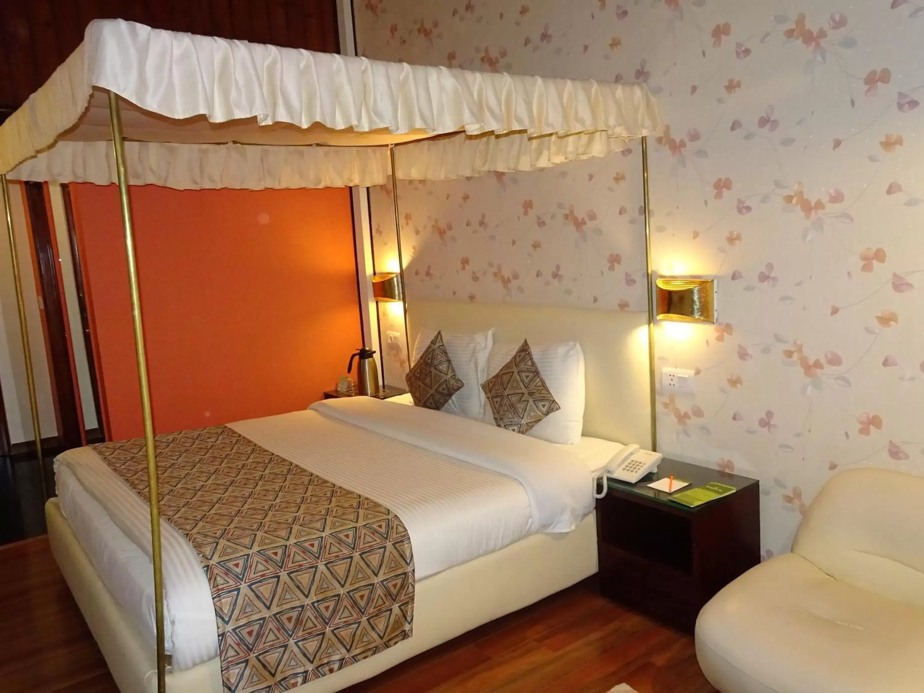 Super Deluxe Double Room in Honeymoon Inn Shimla Super Deluxe Double Room in Honeymoon Inn Shimla