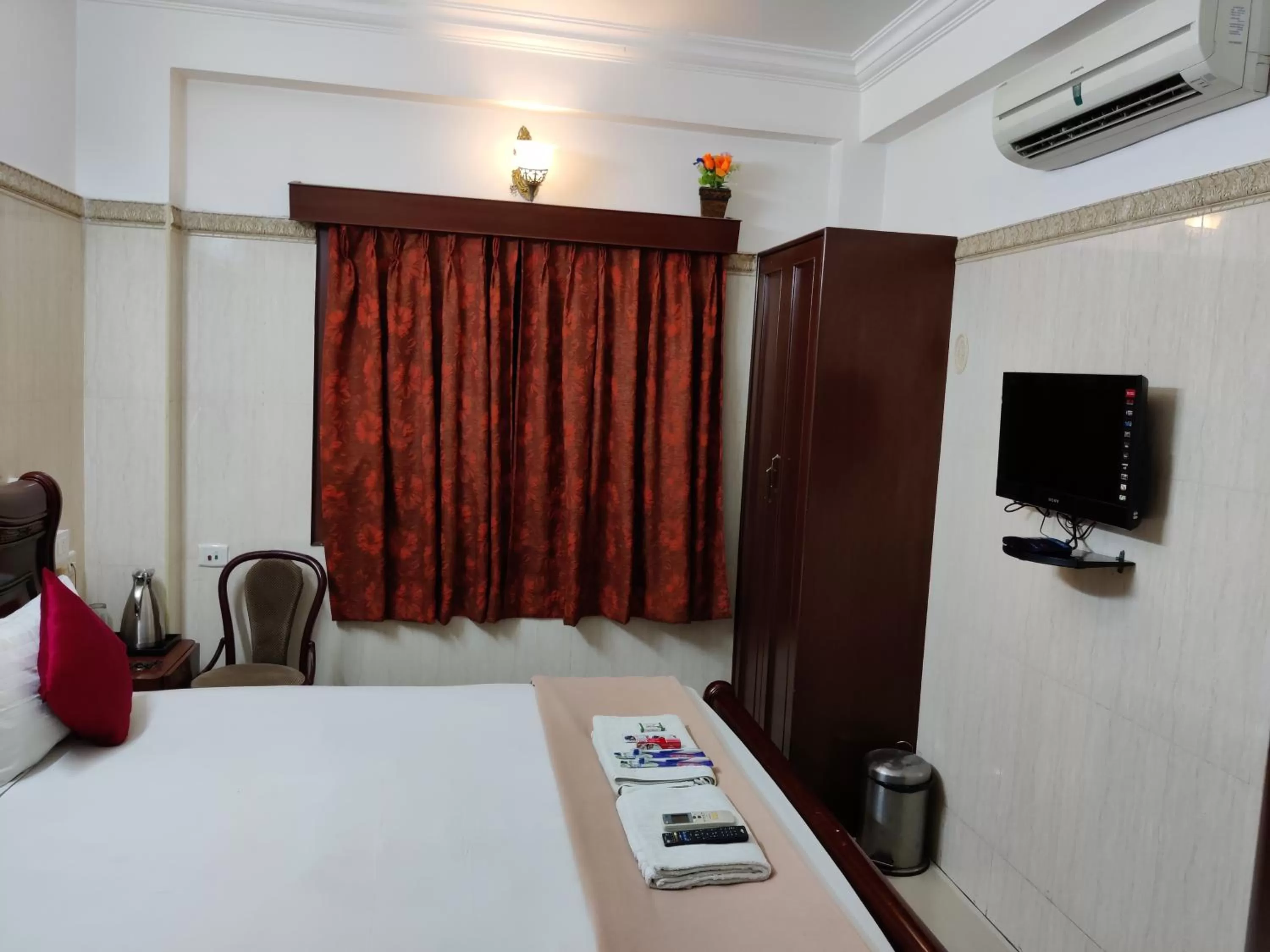 Communal lounge/ TV room, Bed in Grand View Residency Chennai