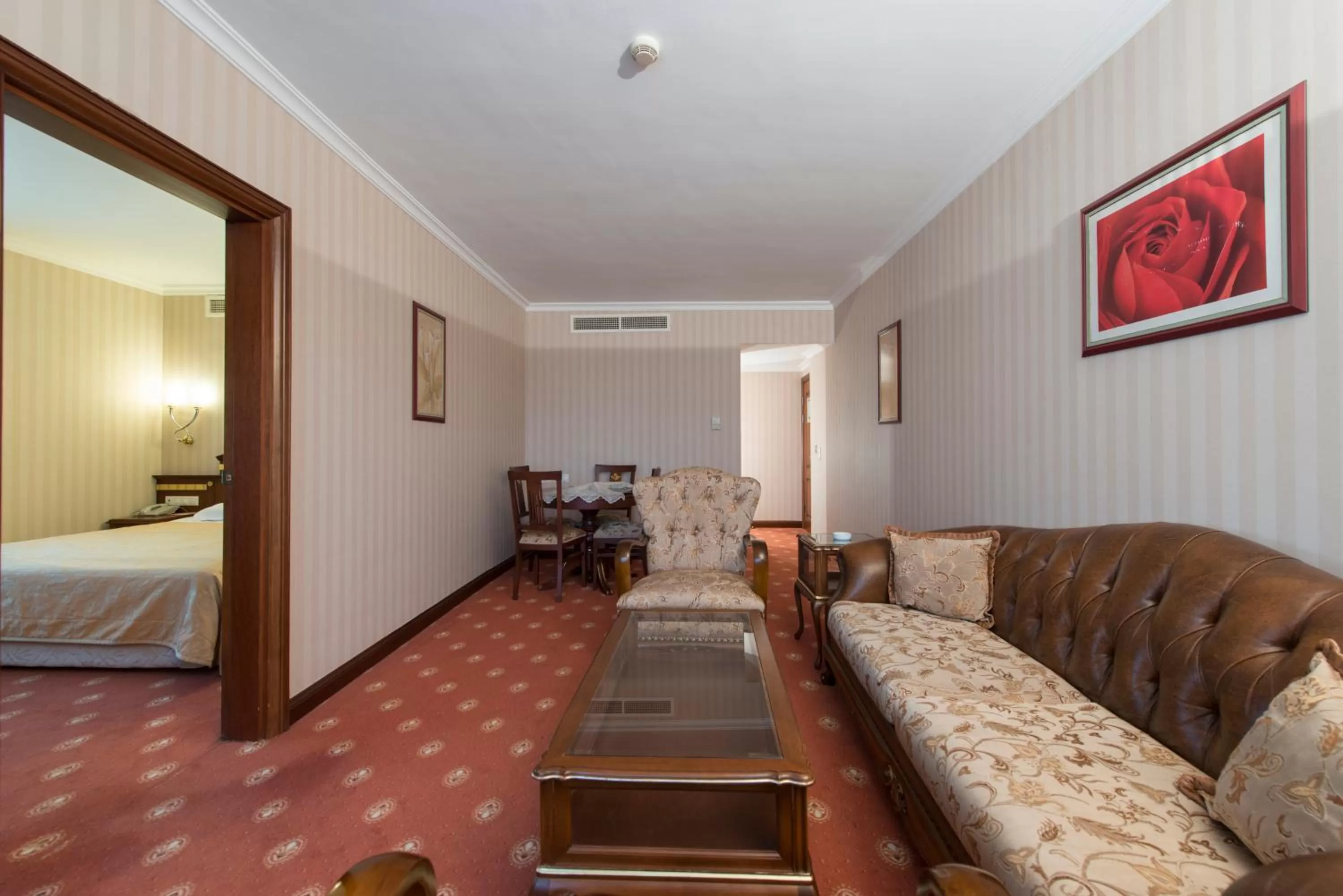 Living room, Bed in Akar International Hotel