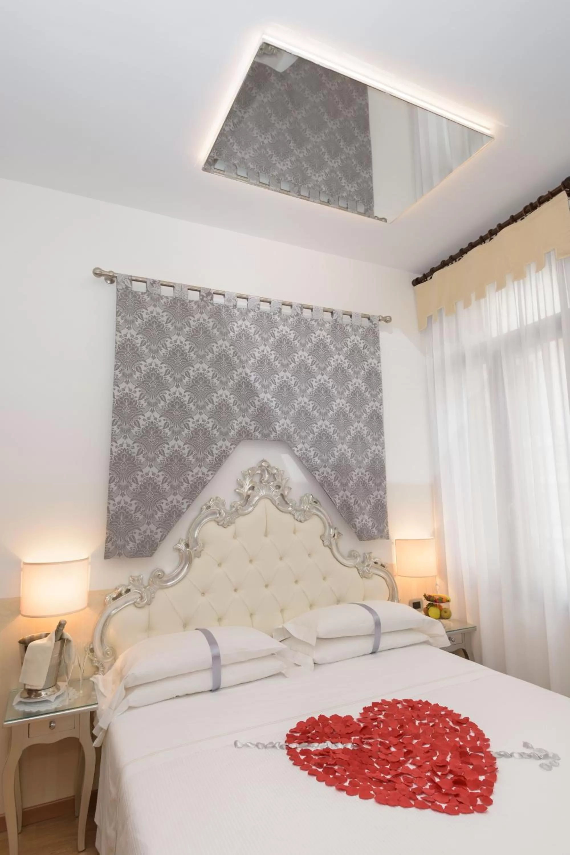 Photo of the whole room, Bed in UNAHOTELS Ala Venezia-Adults 16