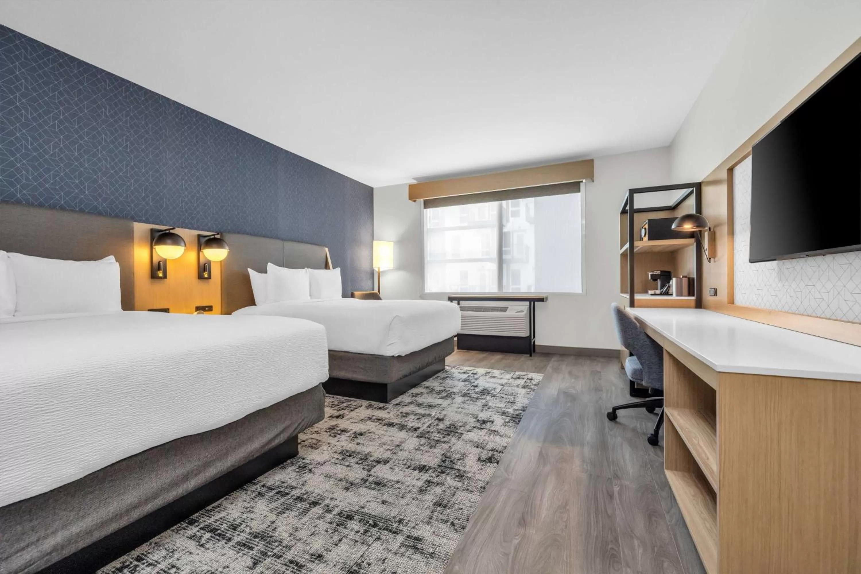 Photo of the whole room, Bed in La Quinta Inn & Suites by Wyndham San Jose Airport-Downtown