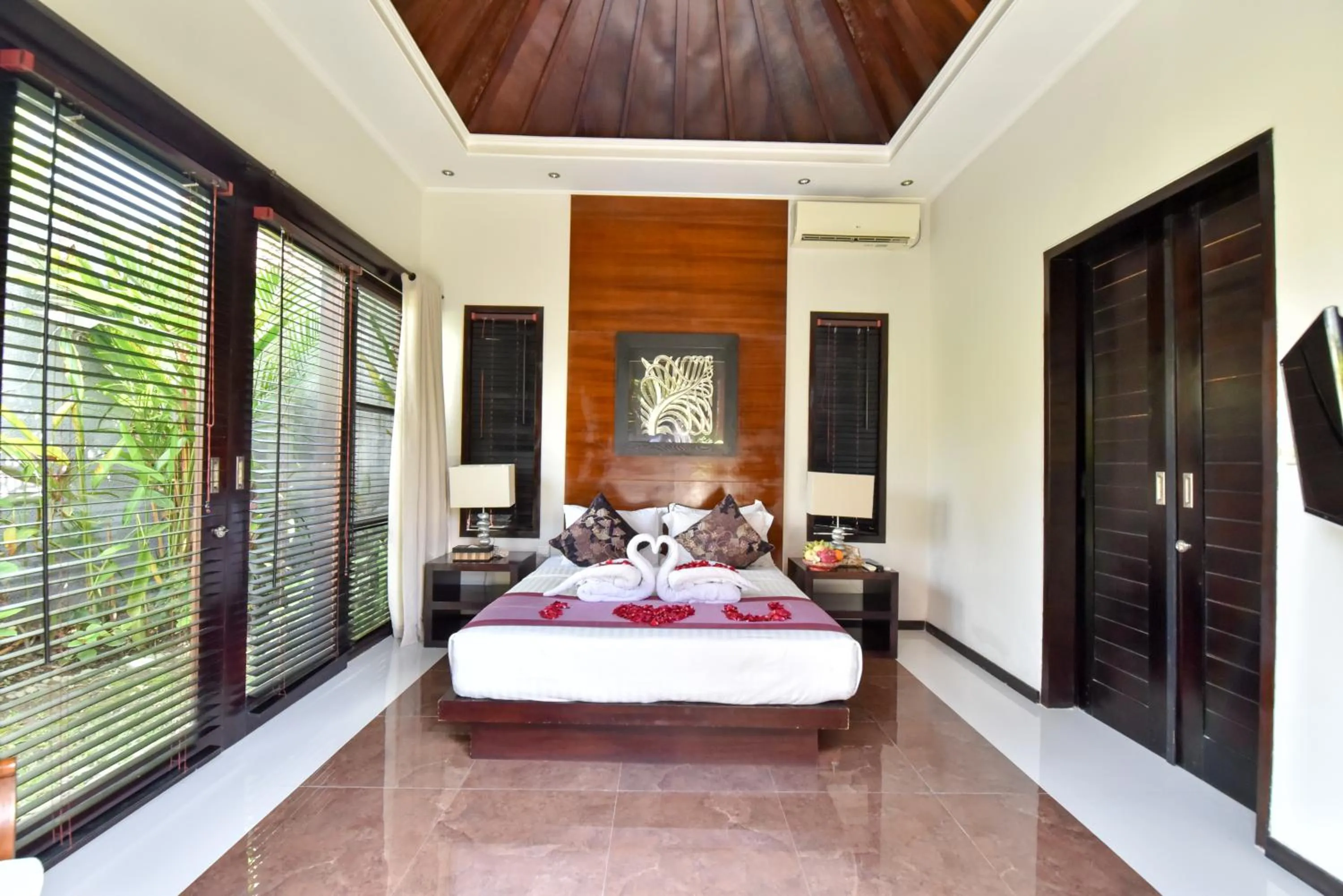 Photo of the whole room, Bed in Katala Suites and Villas