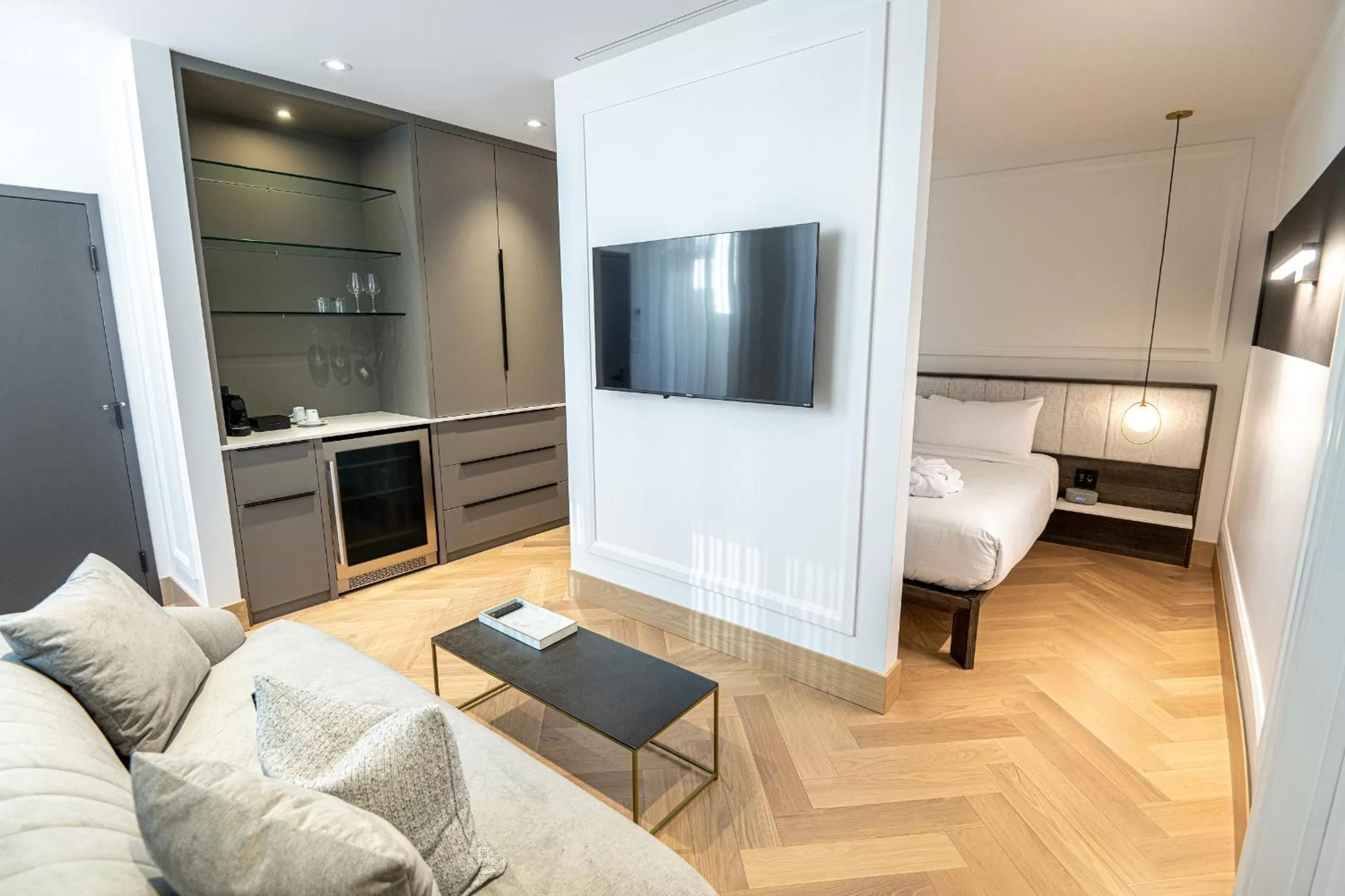 TV and multimedia, Bed in Hôtel Boutique Ophelia - Par Aneyro