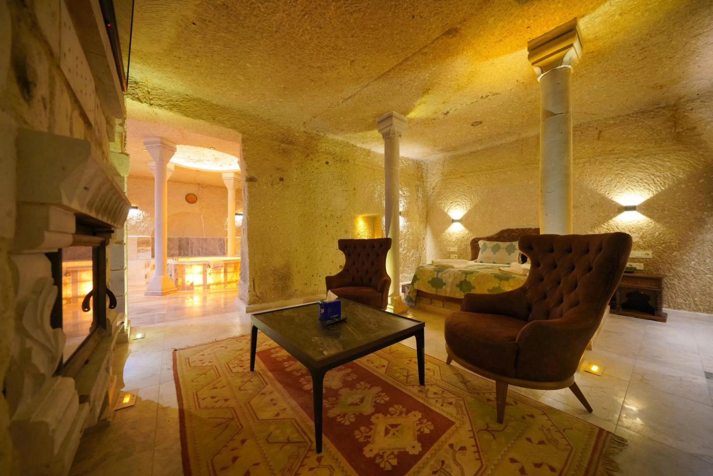 TV and multimedia in Shoestring Cave House