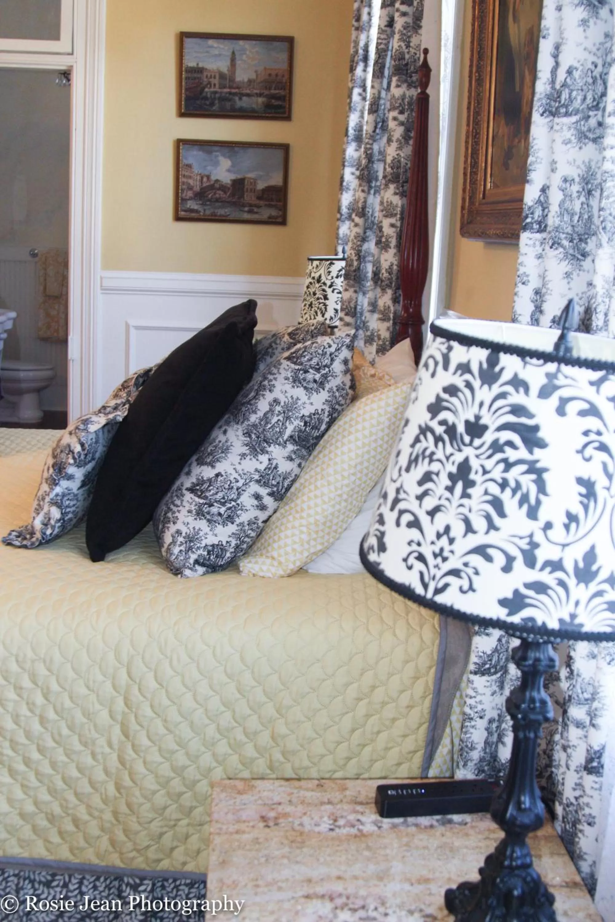 Bed in Flowertown Bed and Breakfast