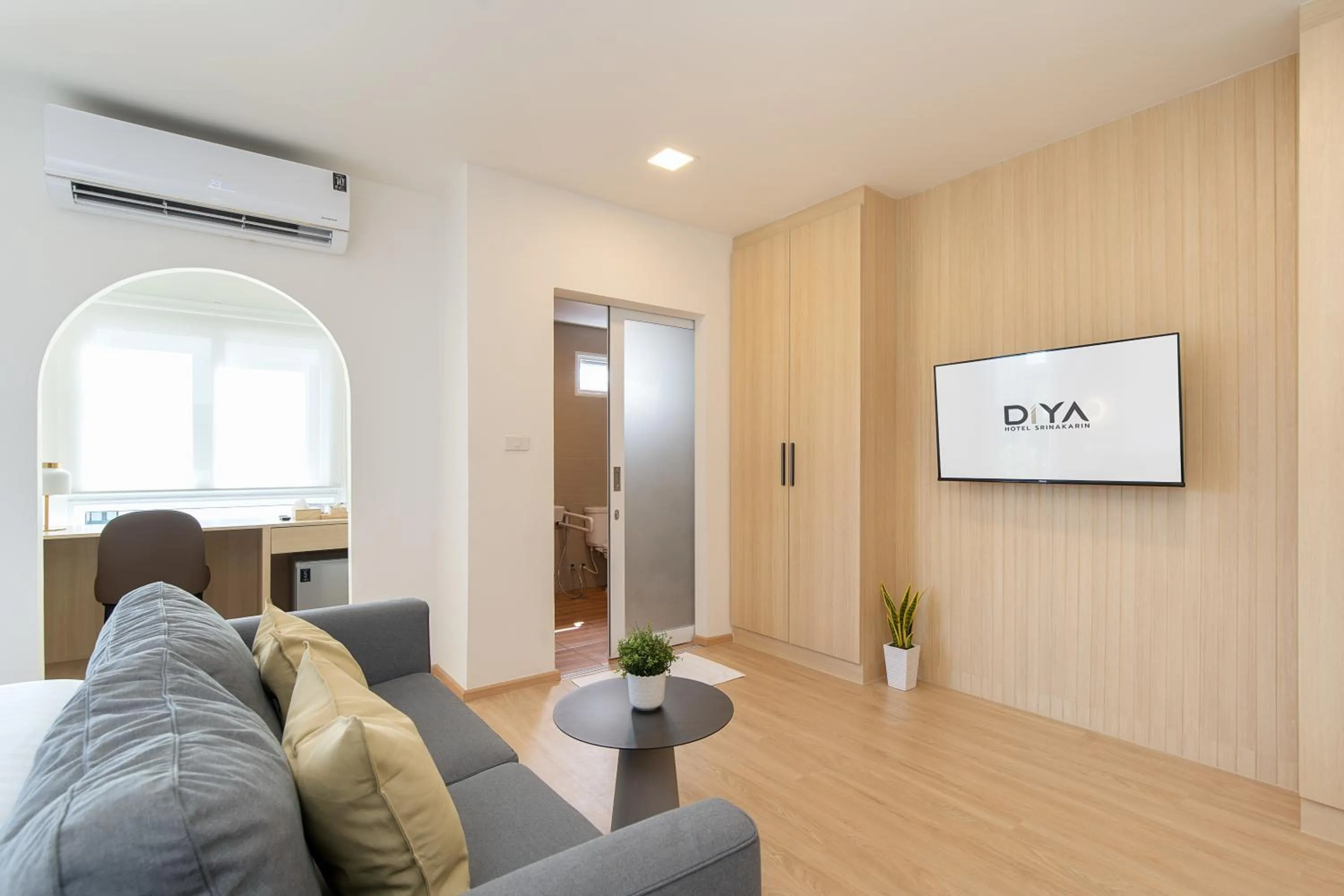 Evening entertainment in Diya Hotel Bangkok