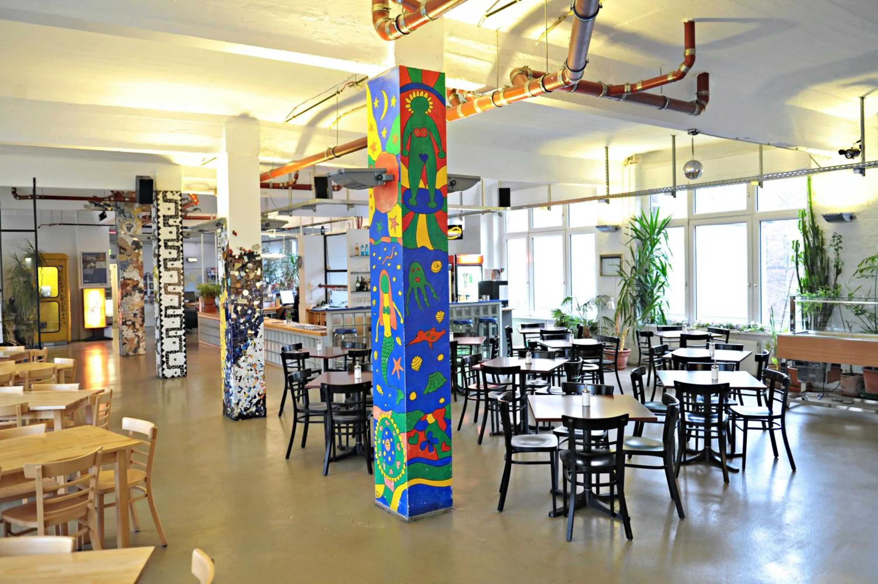 Restaurant/places to eat in Hotel Transit Loft