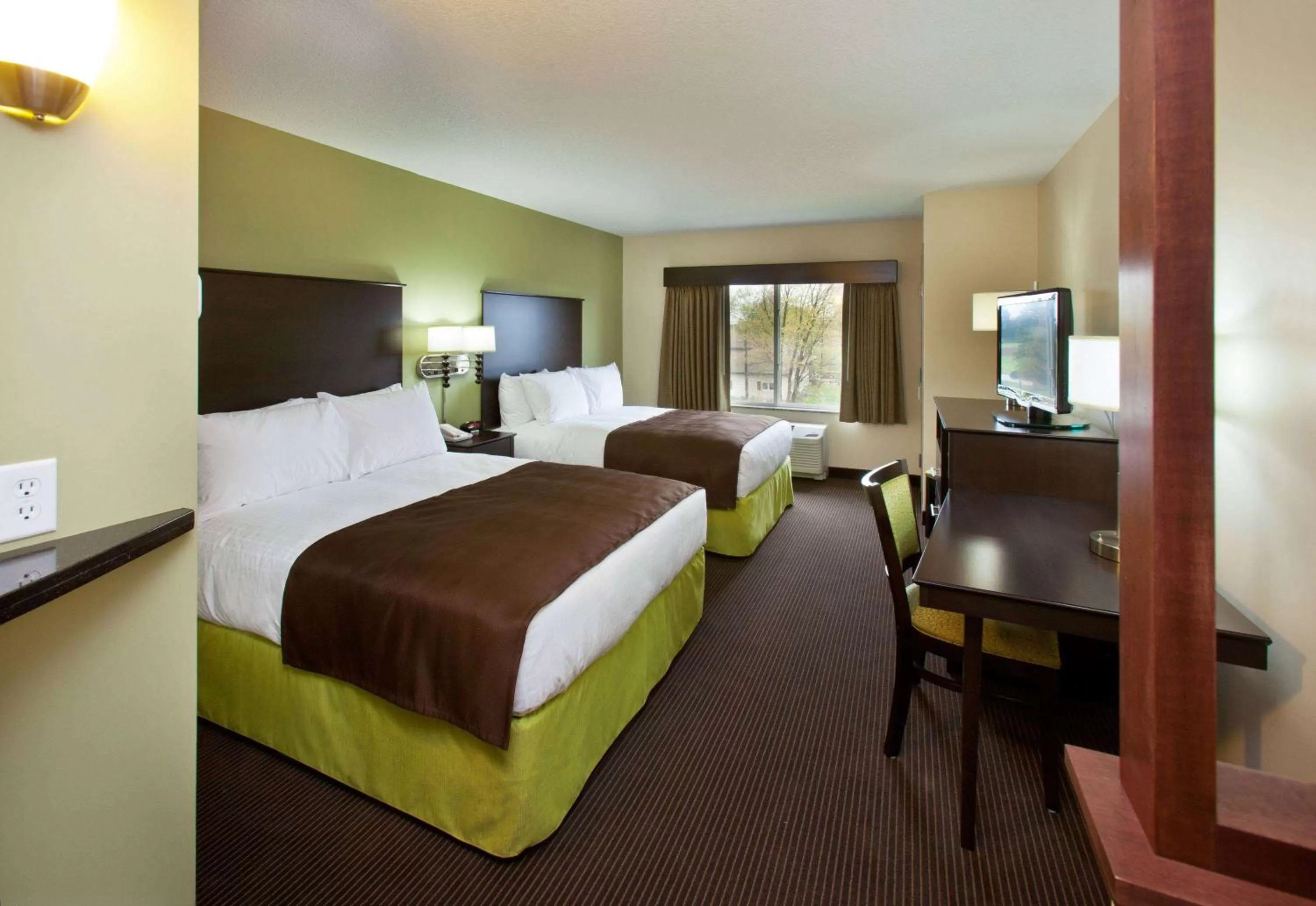 Photo of the whole room, Bed in AmericInn by Wyndham Fairfield