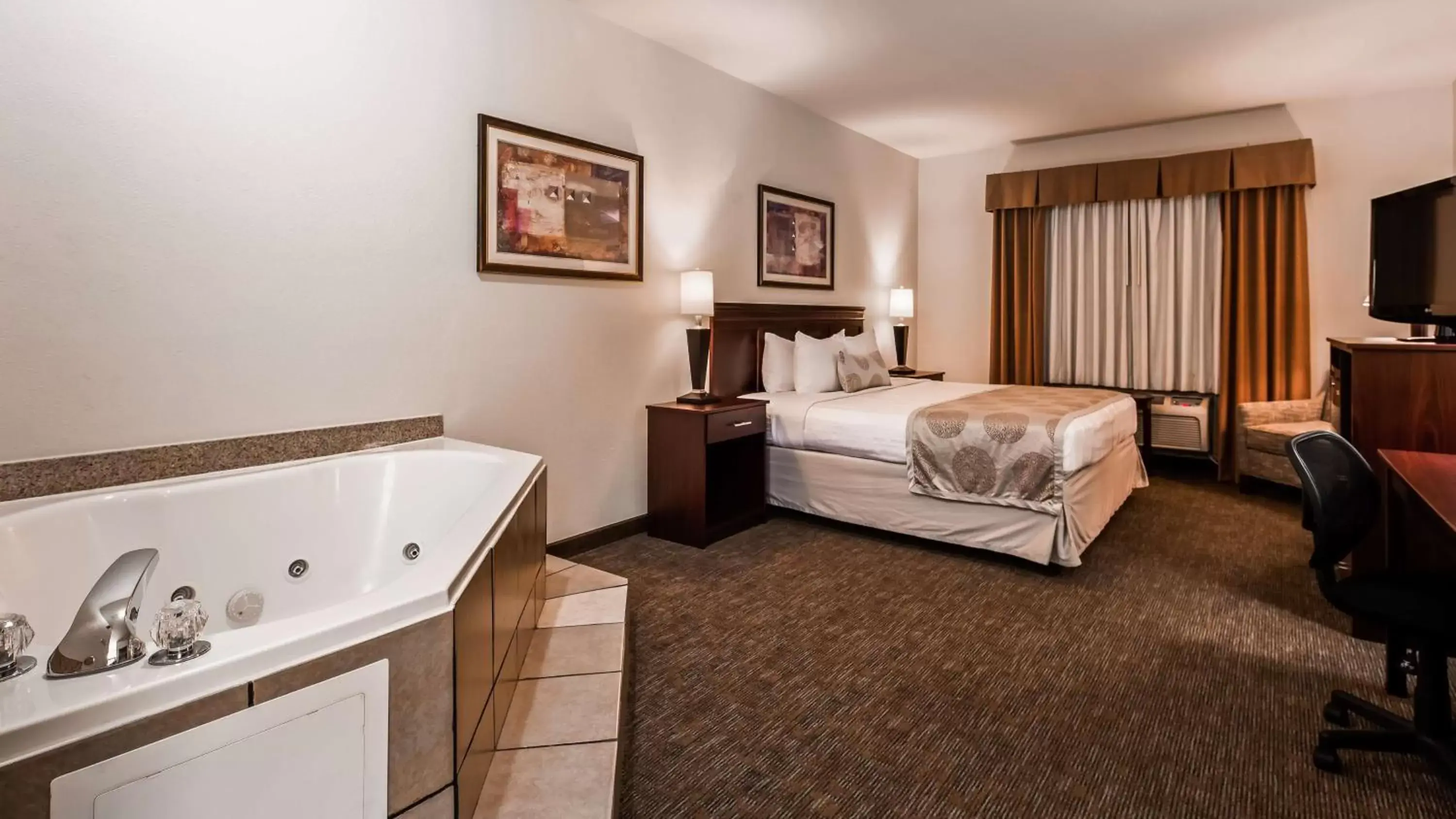 King Room with Walk-in Shower - Mobility Accessible/Non-Smoking in Best Western Jacksonville Inn King Room with Walk-in Shower - Mobility Accessible/Non-Smoking in Best Western Jacksonville Inn