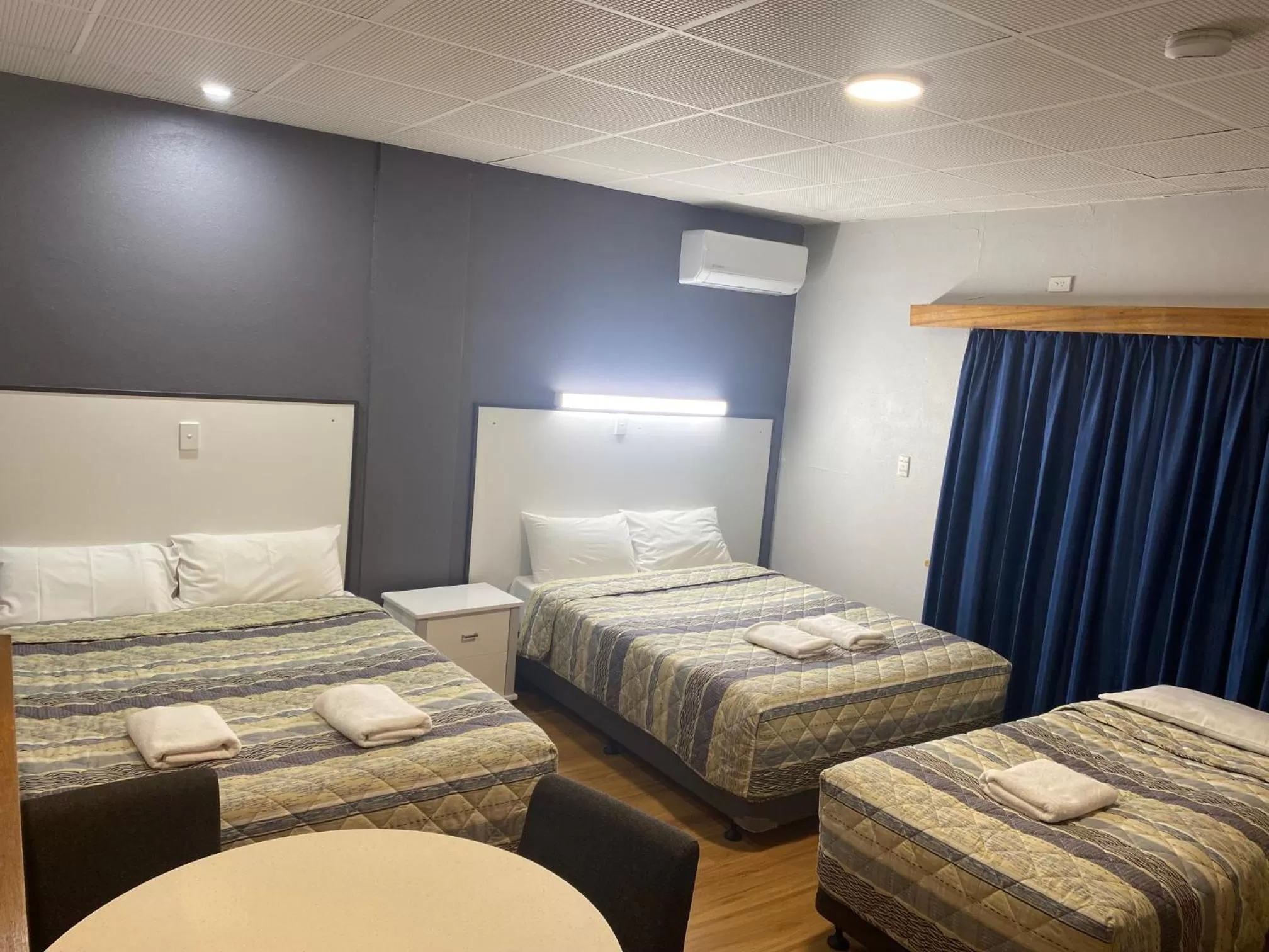 Photo of the whole room, Bed in Tollgate Motel