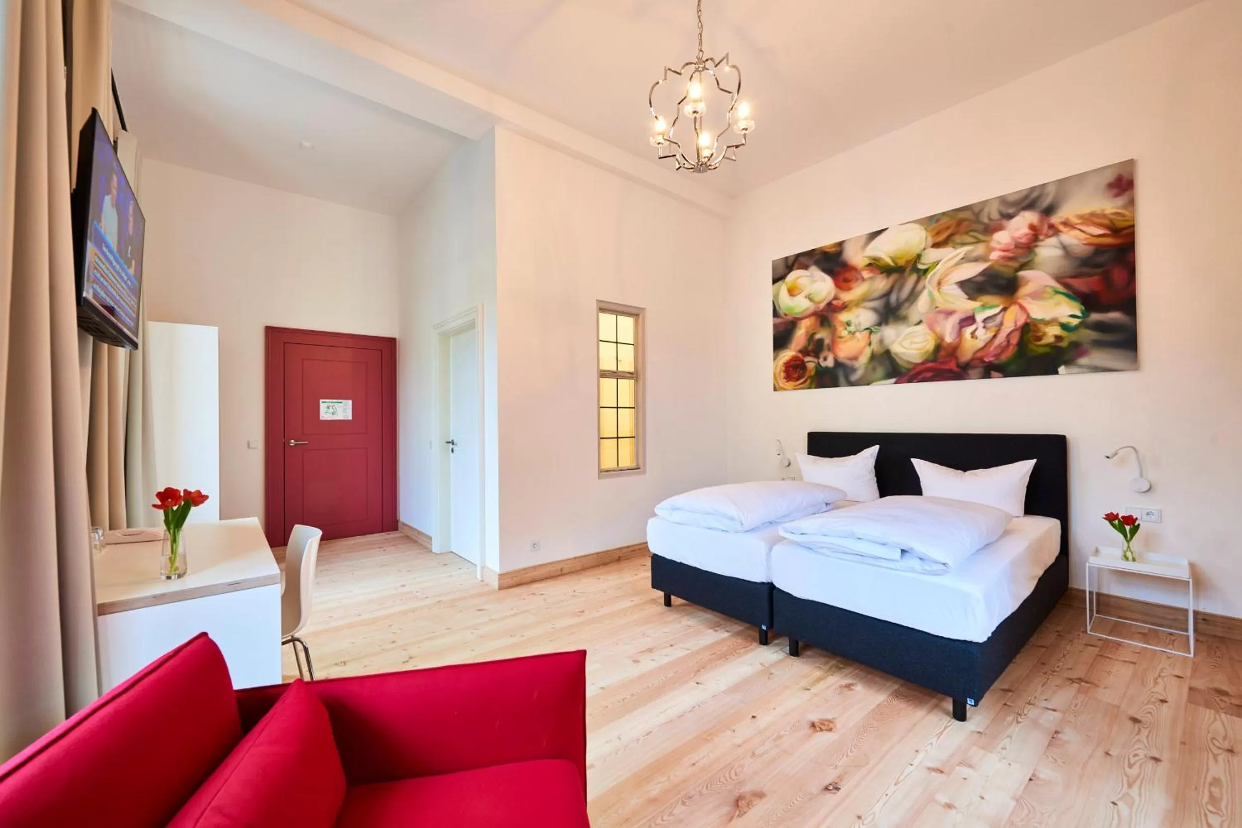 Photo of the whole room, Bed in Post Berching