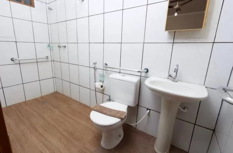 Bathroom in Hotel Portela II - Av Principal e a 500m do Thermas dos Laranjais