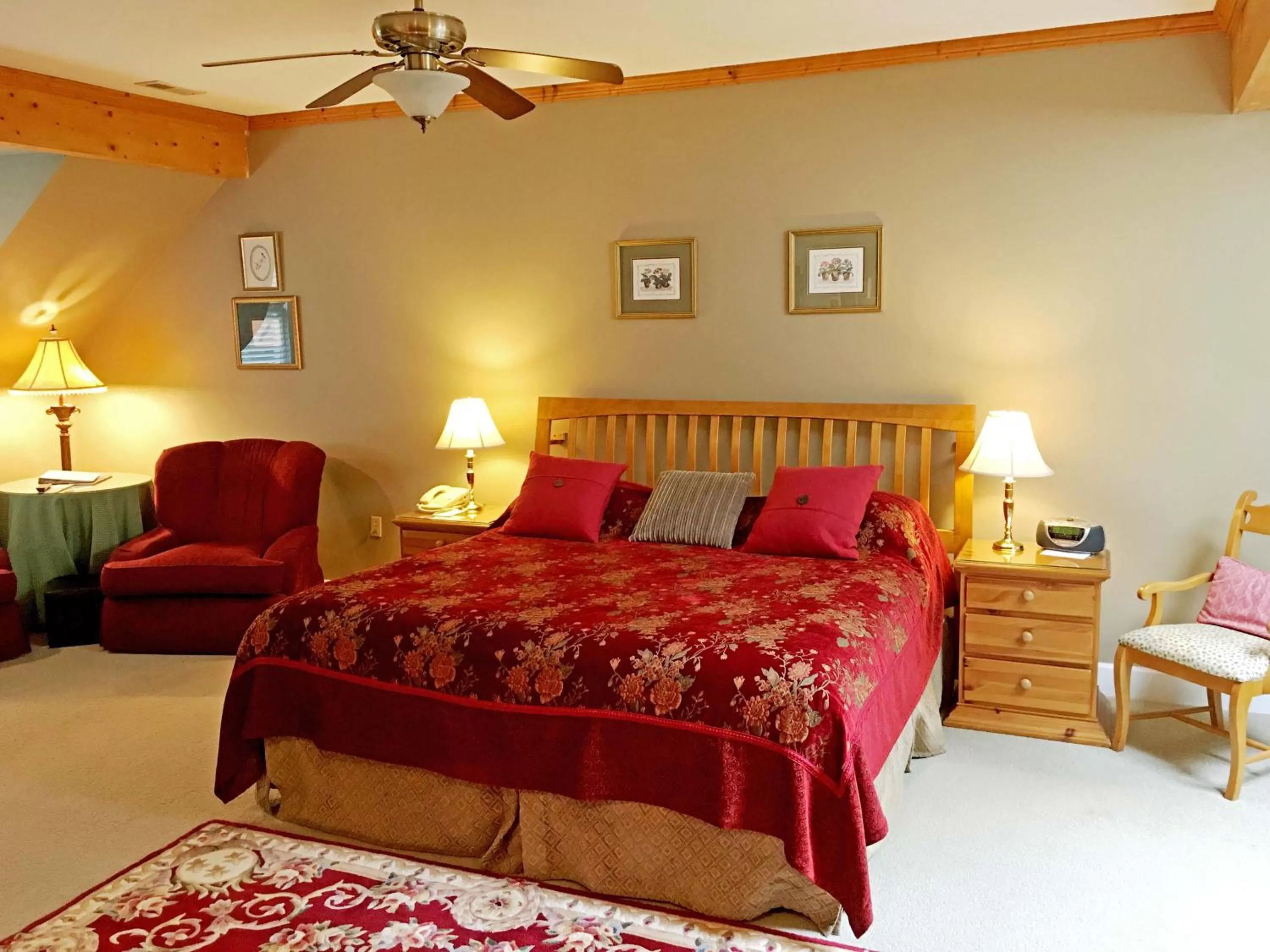 Bed in Highland Lake Inn & Resort - Flat Rock