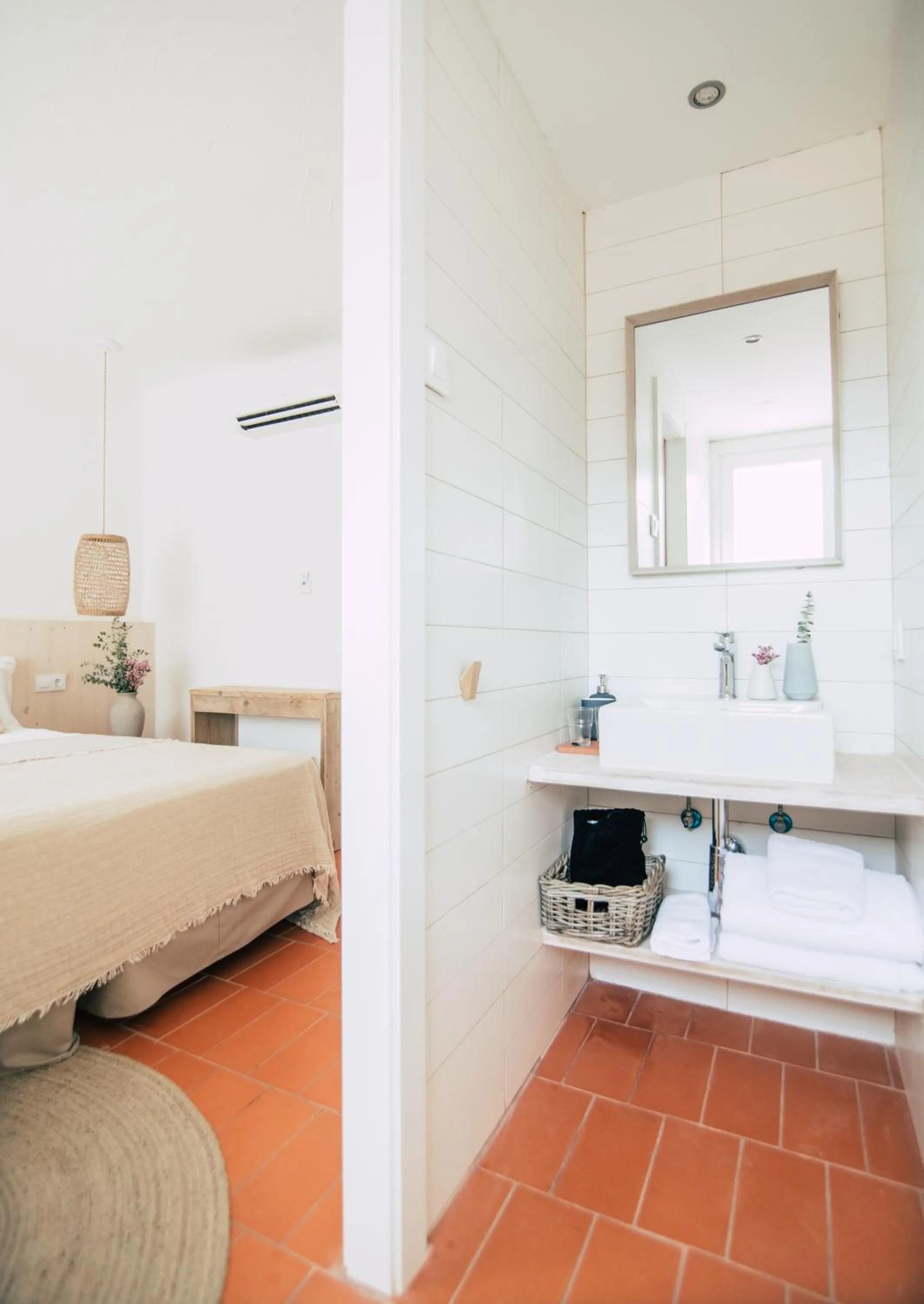 Shower, Bed in Hostal Ses Negres