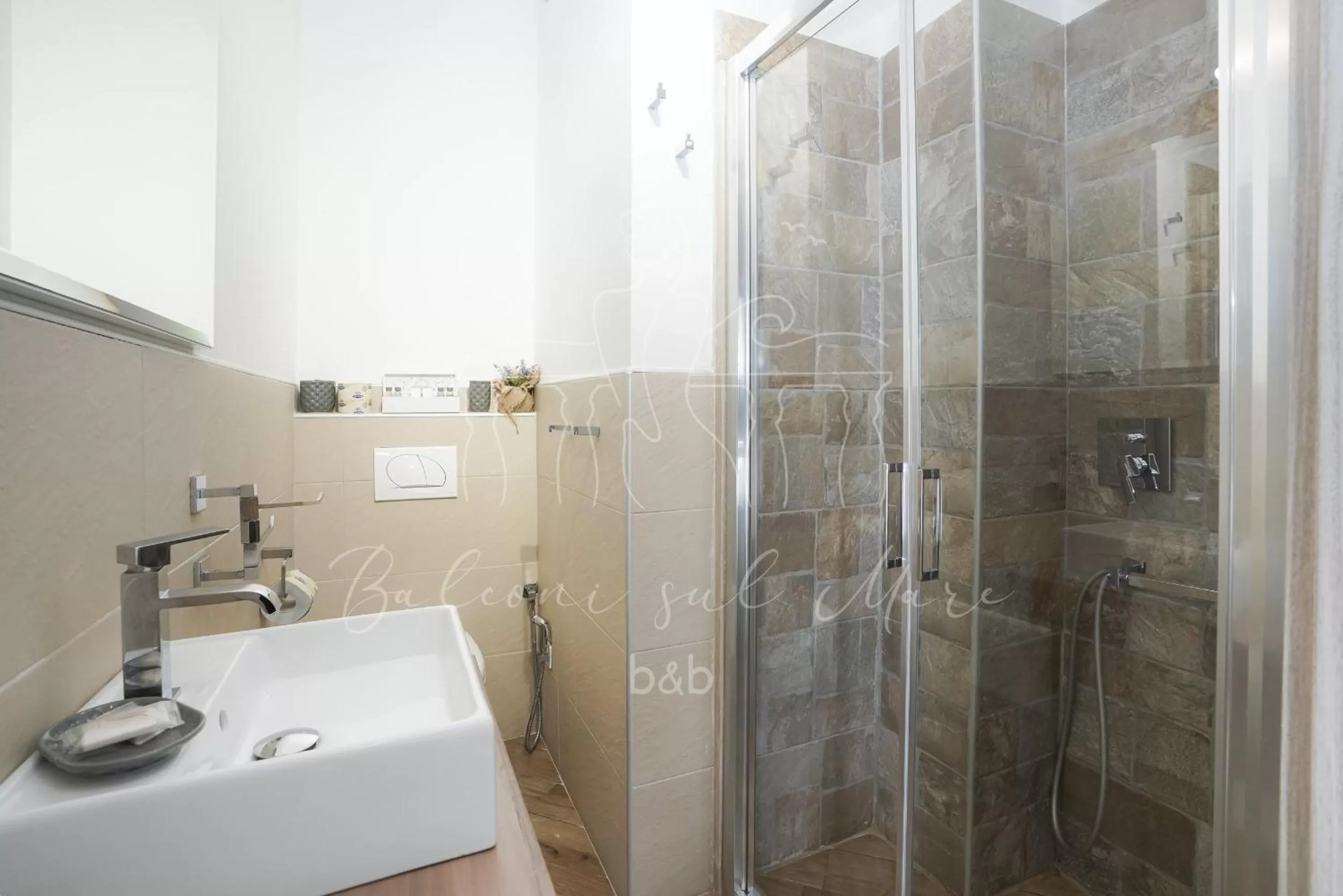 Shower in Balconi sul mare