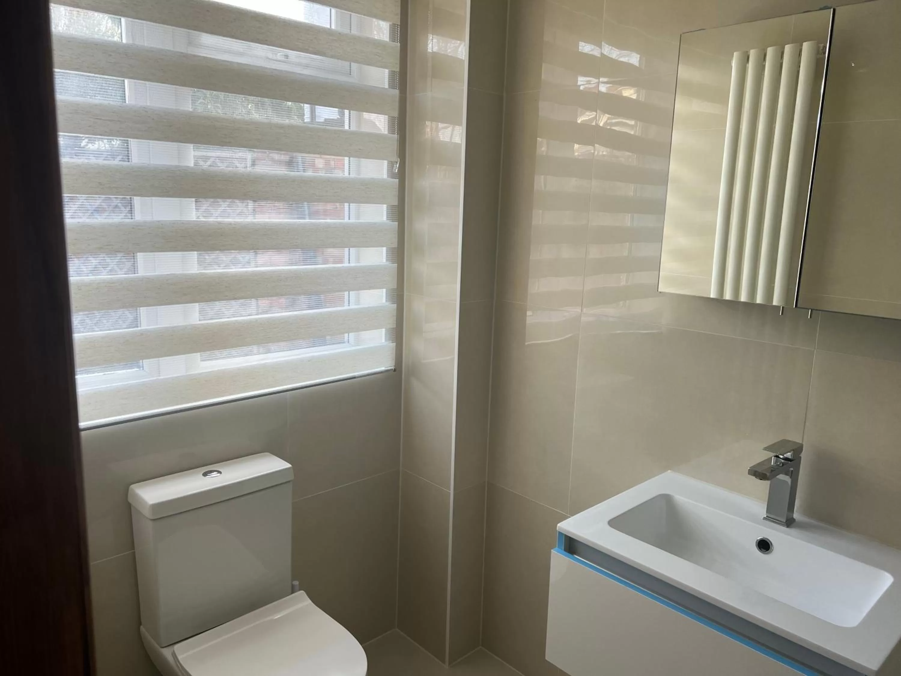 Bathroom in TJ Homes - Luxury Studio Suite with Garden View - Next to tube station London