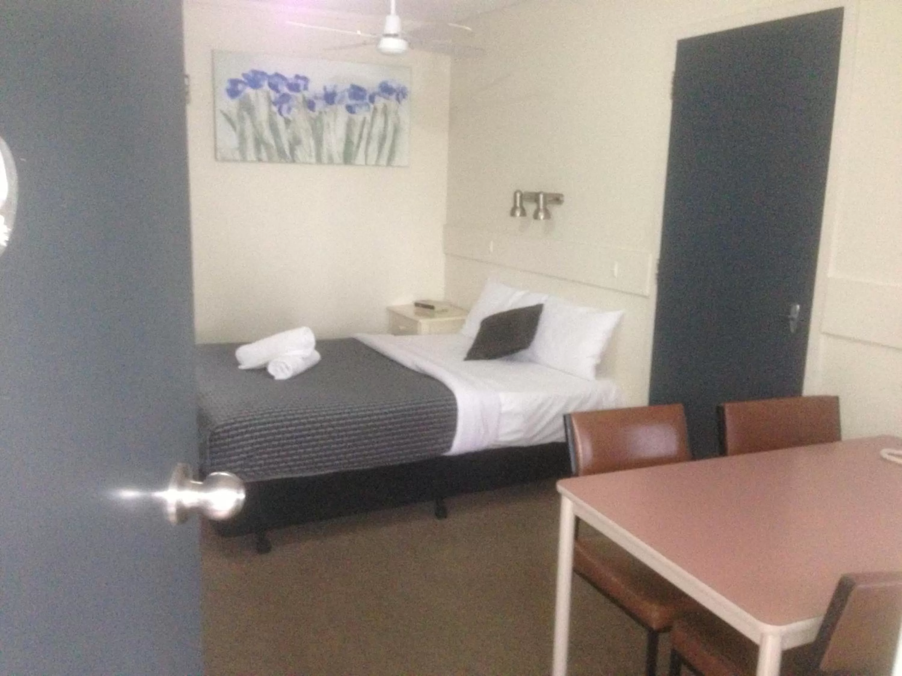 Bedroom, Bed in Budget on the Lake