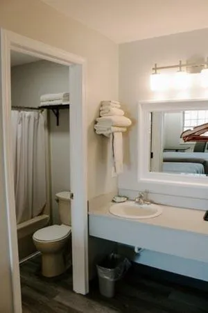 Bathroom, Bed in Berlin Village Inn