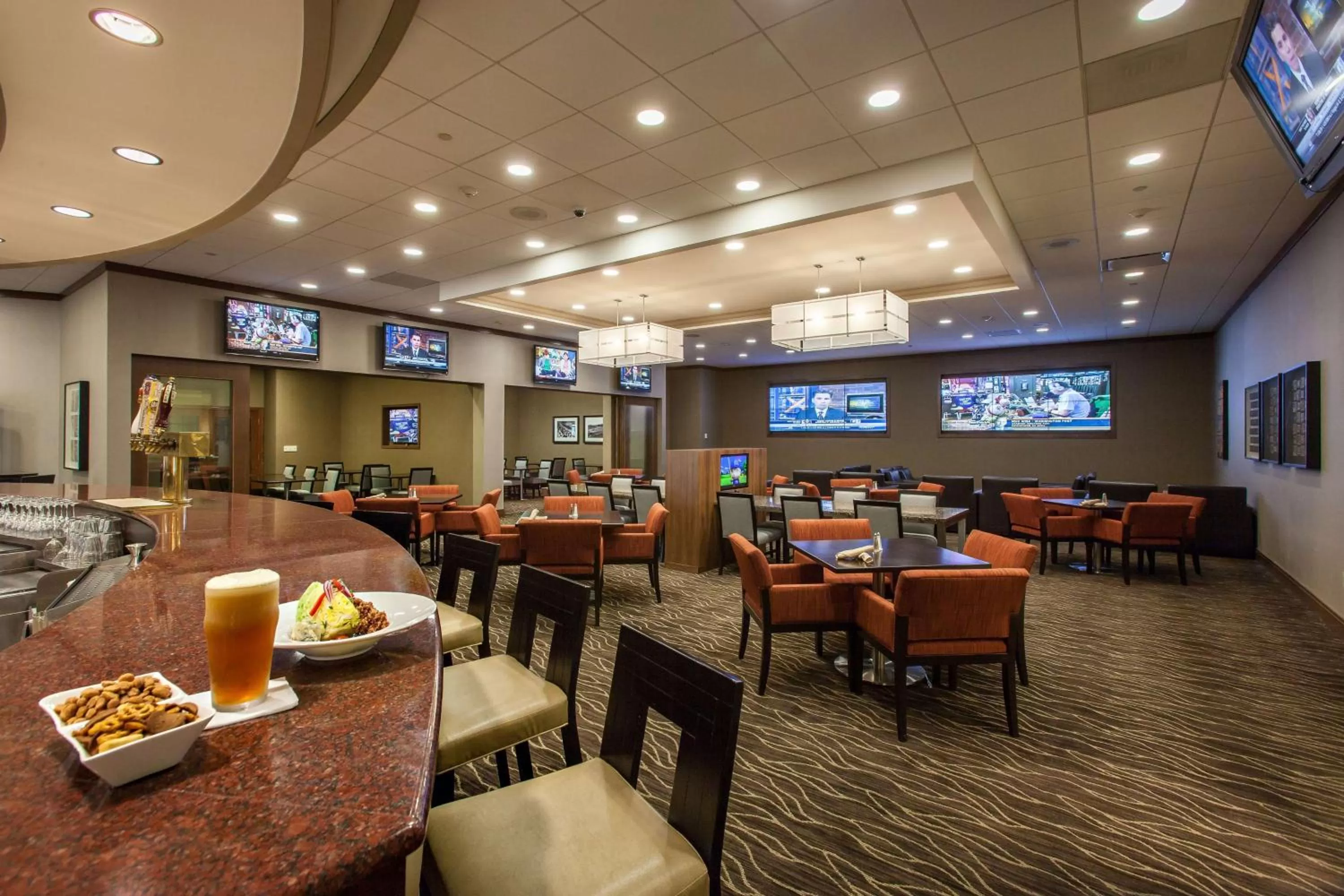 Lounge or bar in DoubleTree by Hilton Pittsburgh-Green Tree
