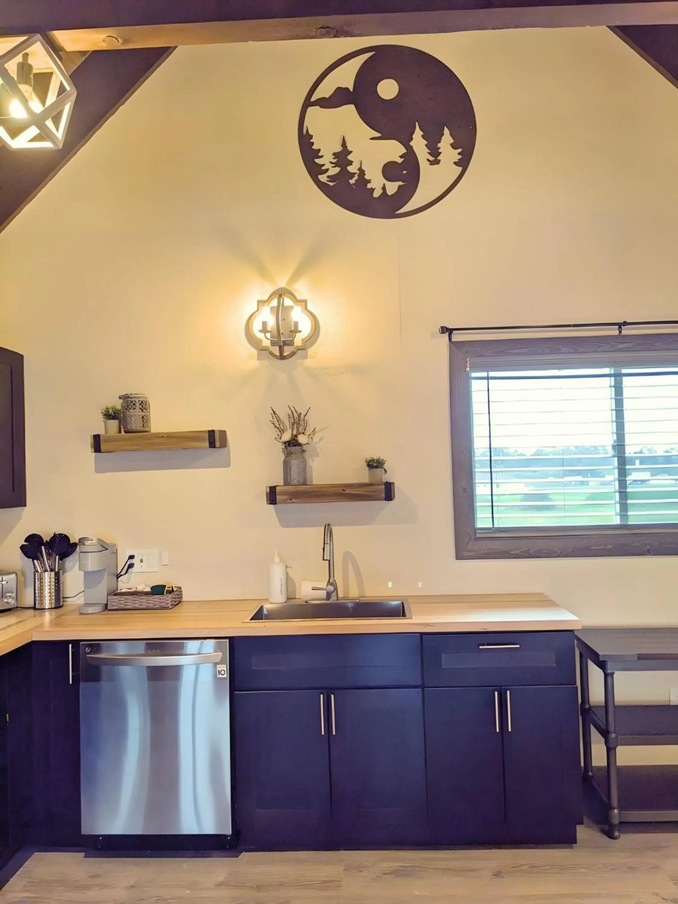 kitchen, Kitchen/Kitchenette in Wanderlust Inn