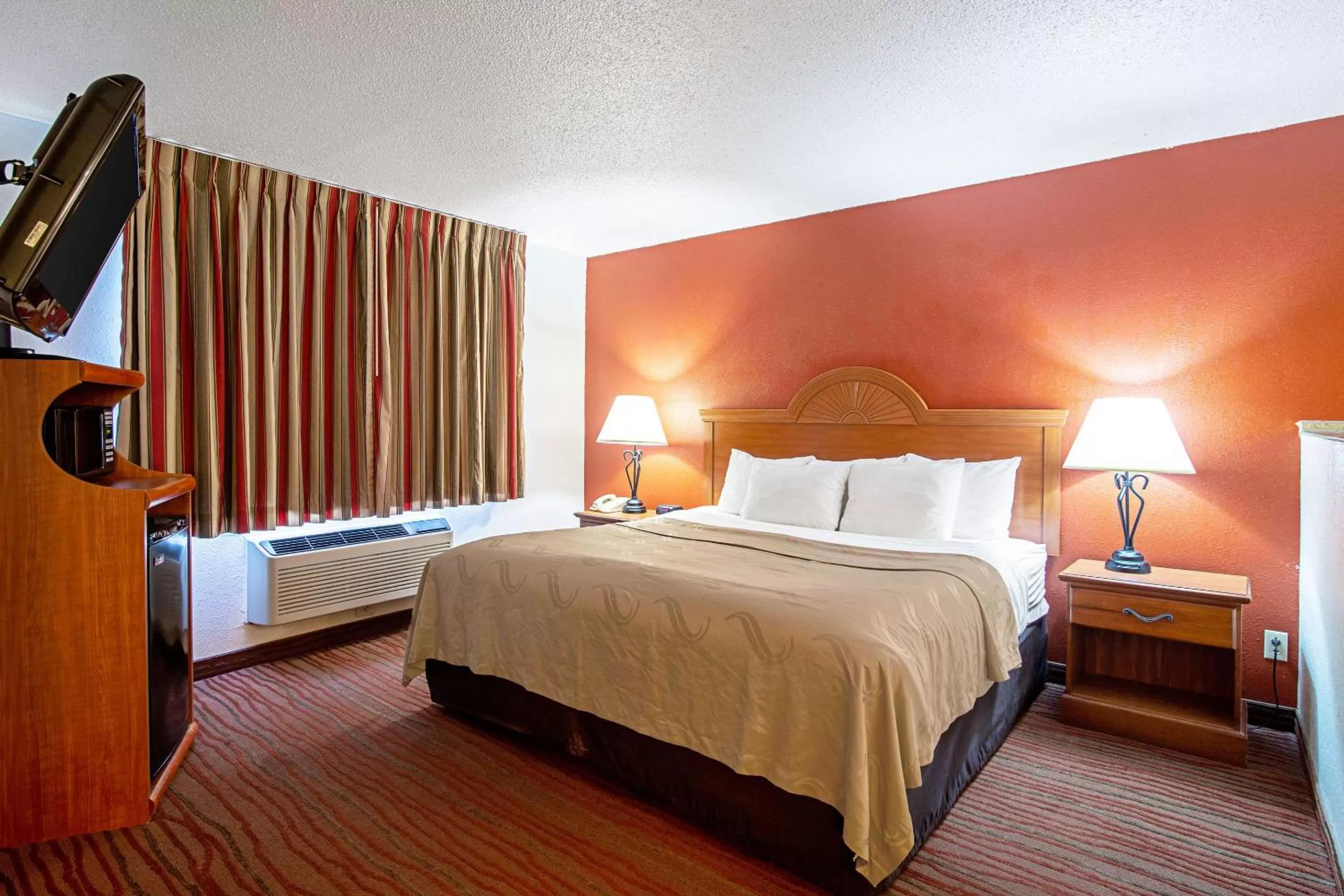 Photo of the whole room, Bed in Quality Inn Aberdeen