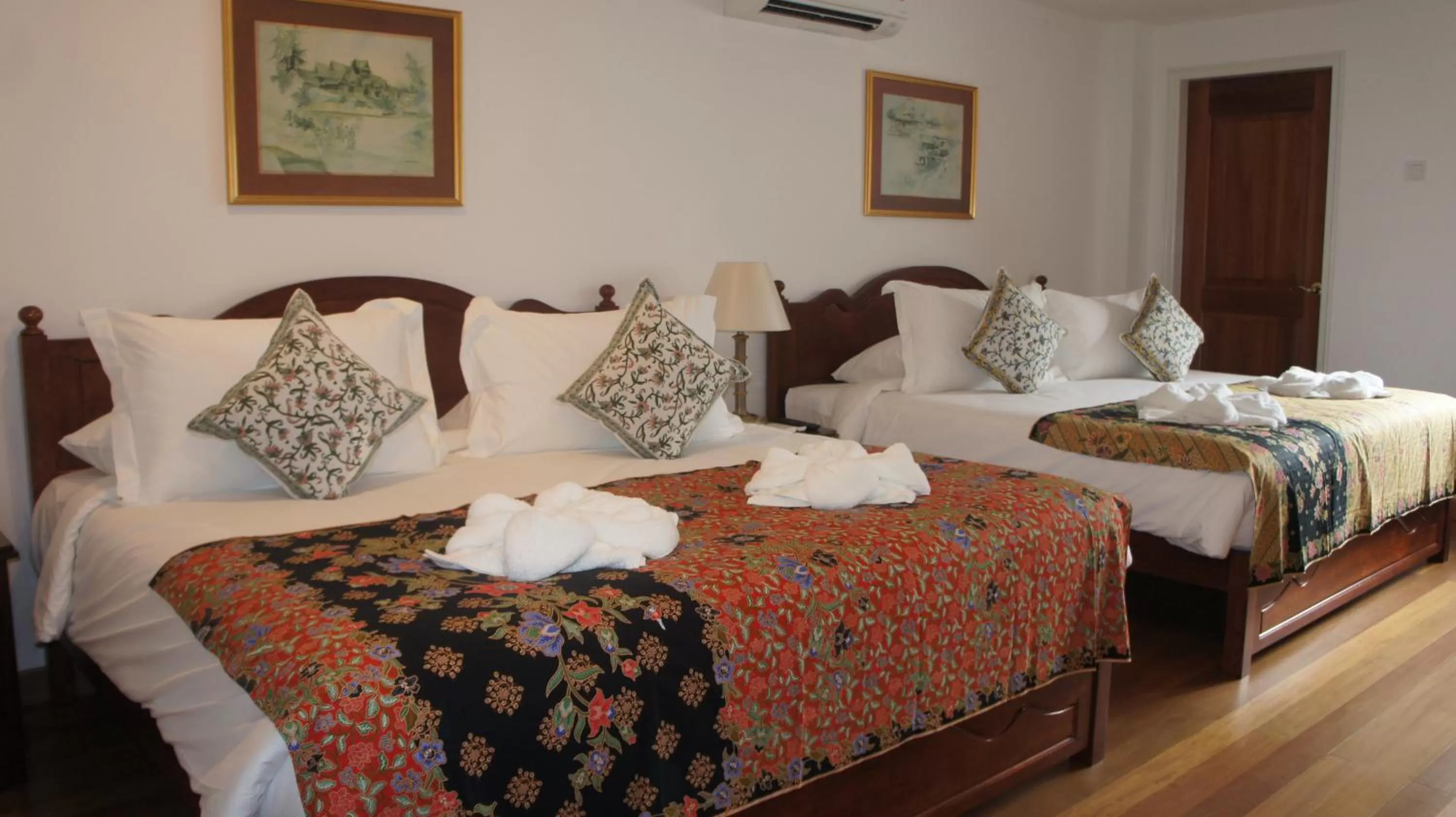 Photo of the whole room, Bed in Heeren Straits Hotel