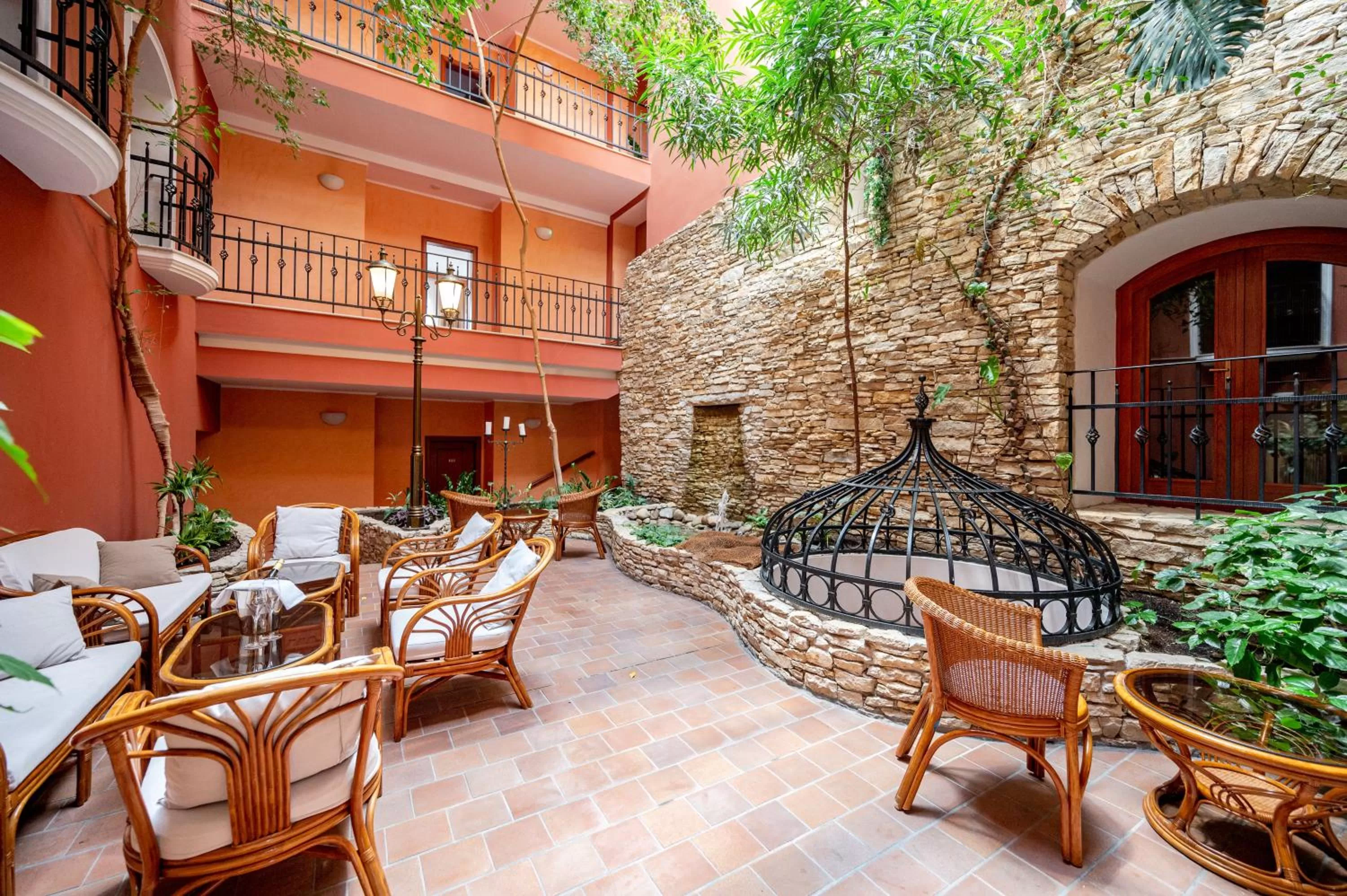 Communal lounge/ TV room in Hotel U Královny Elišky