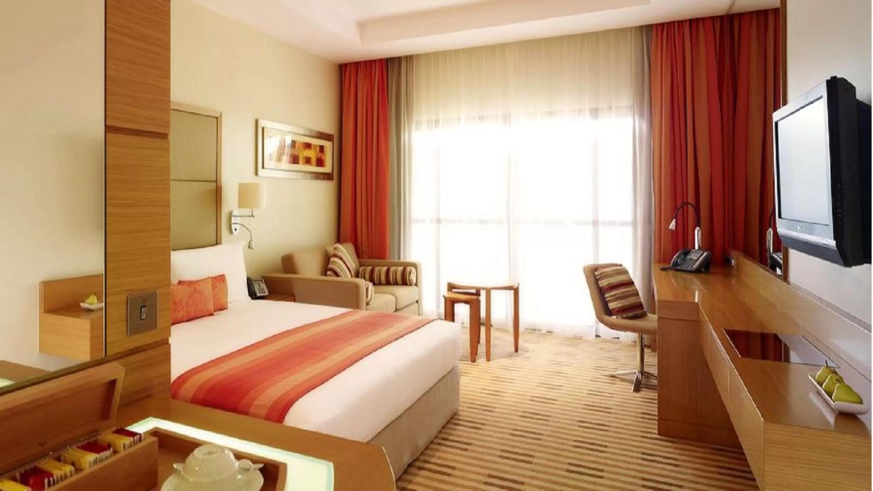 Photo of the whole room, Bed in Crowne Plaza Sohar by IHG