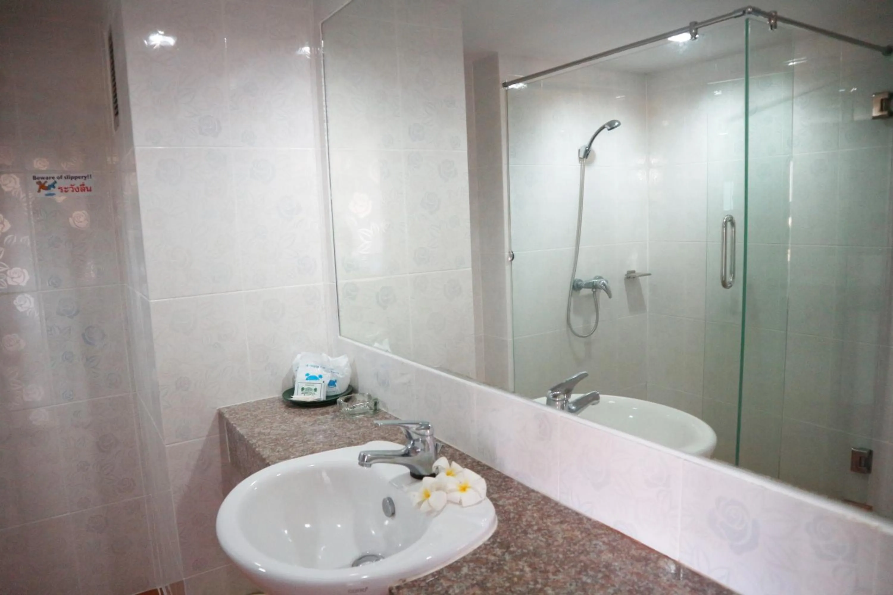 Shower in Welcome Plaza Hotel Pattaya