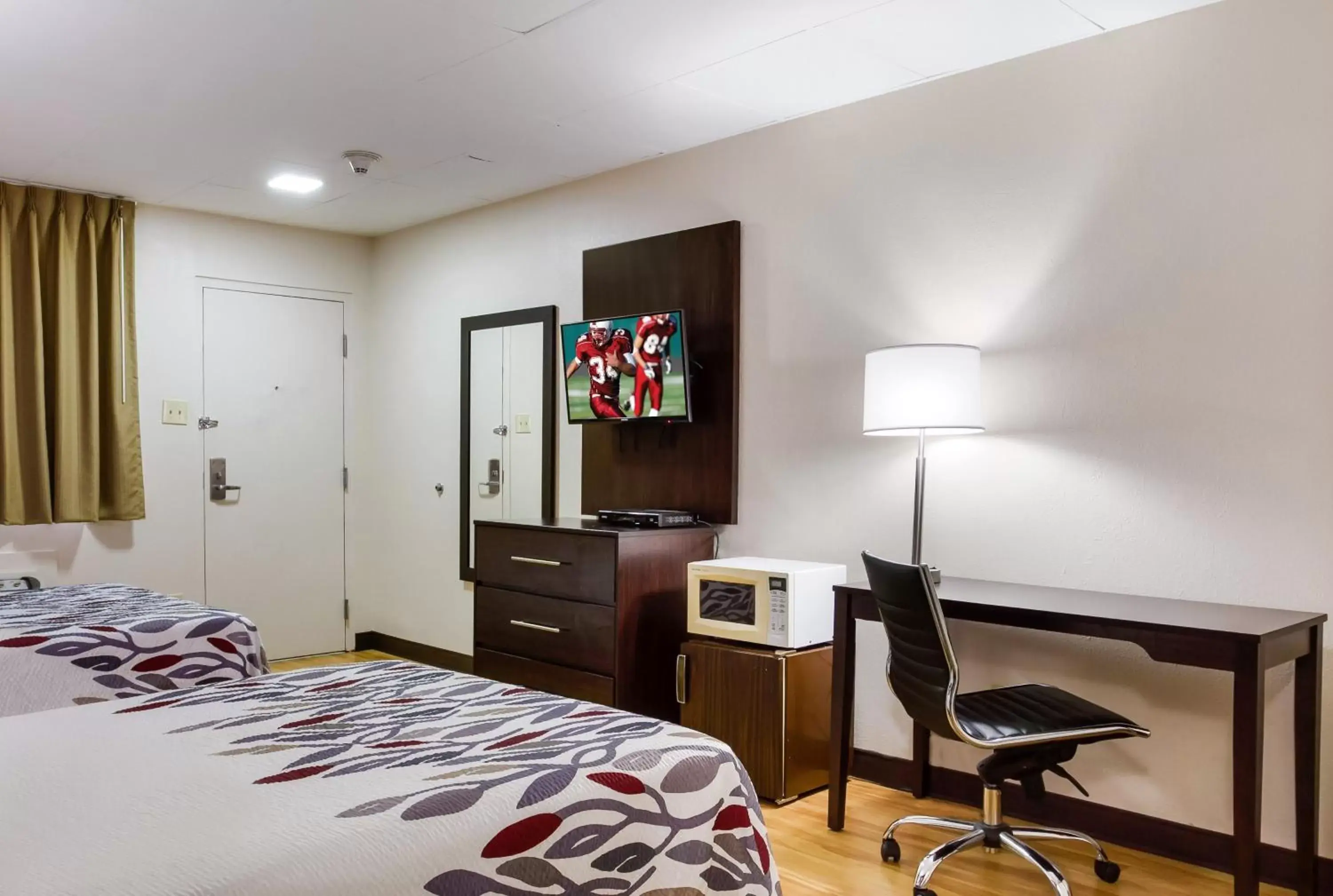 Deluxe King Room - Non-Smoking in Red Roof Inn York Downtown Deluxe King Room - Non-Smoking in Red Roof Inn York Downtown