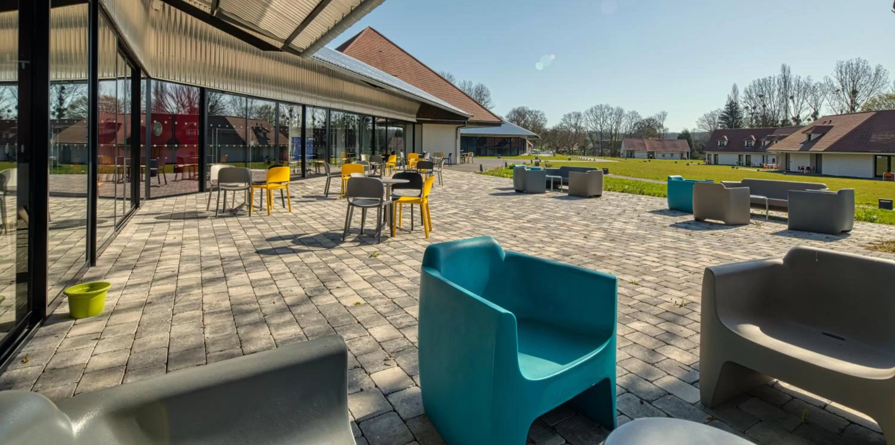 Patio in Hôtel Lac d'Orient