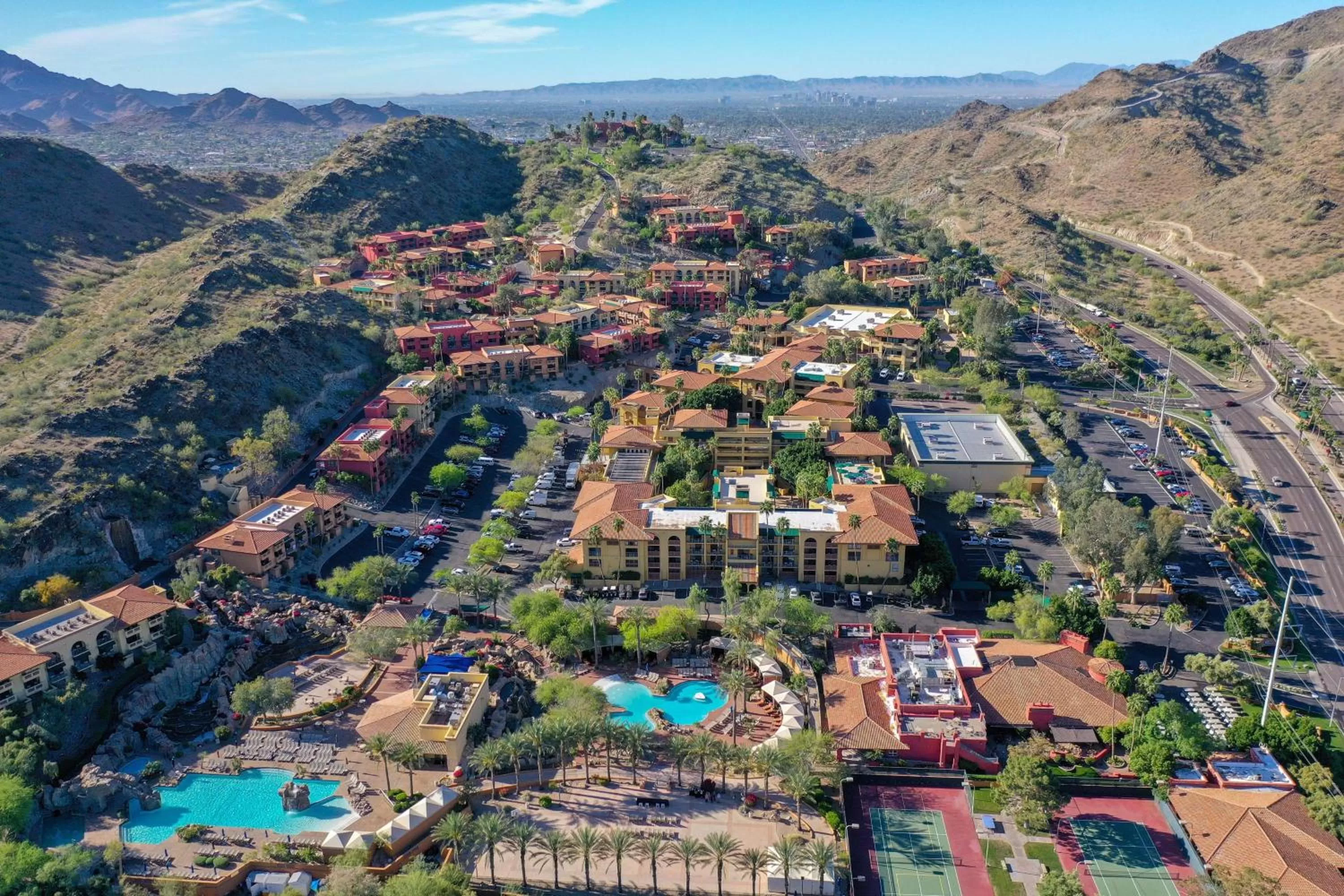 Property building in Hilton Phoenix Tapatio Cliffs Resort
